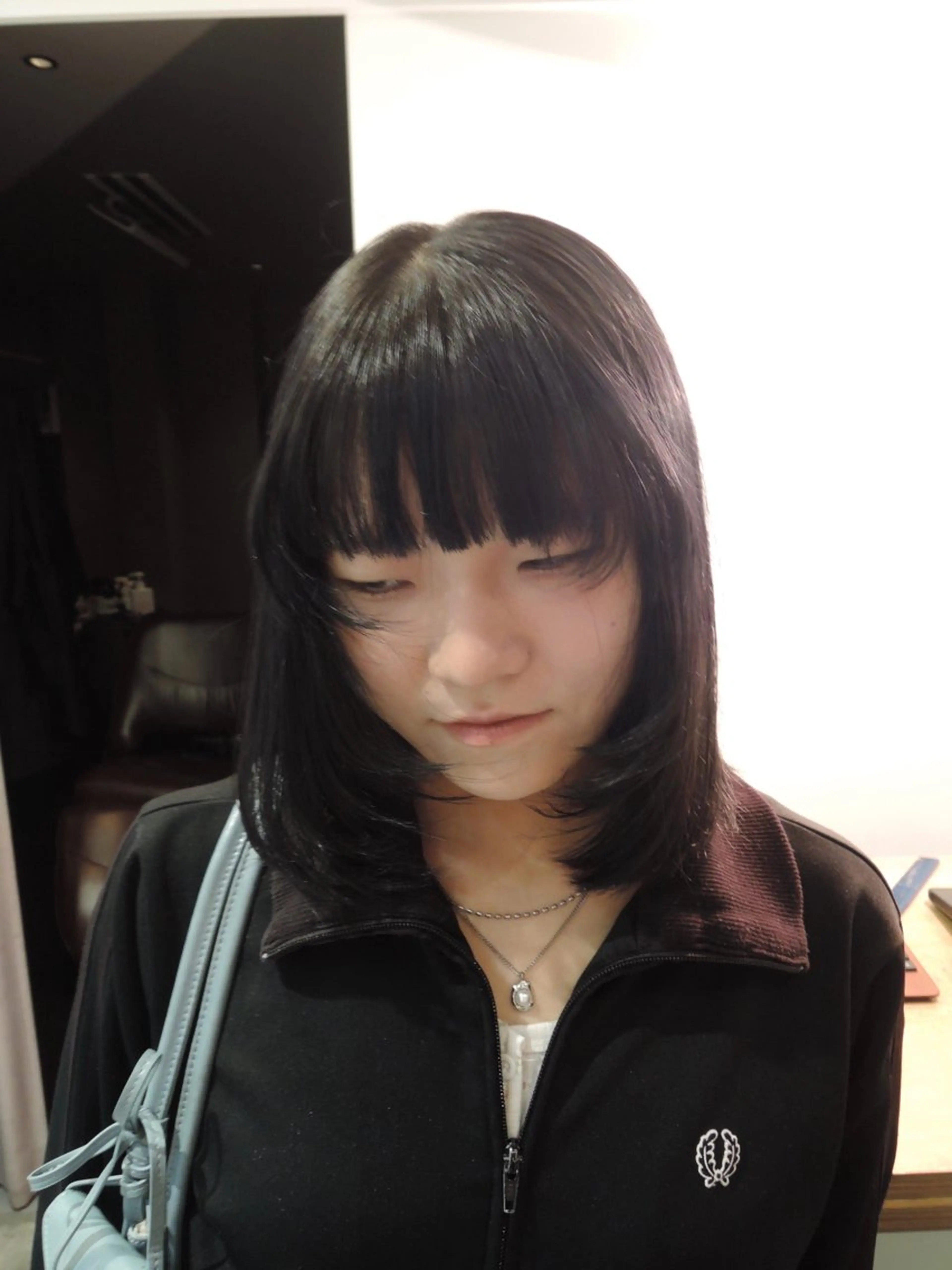 ミディアム 顔まわりレイヤー 顔周りカット レイヤーカット YUI／レイヤー カット/透明感カラーのヘアスタイル