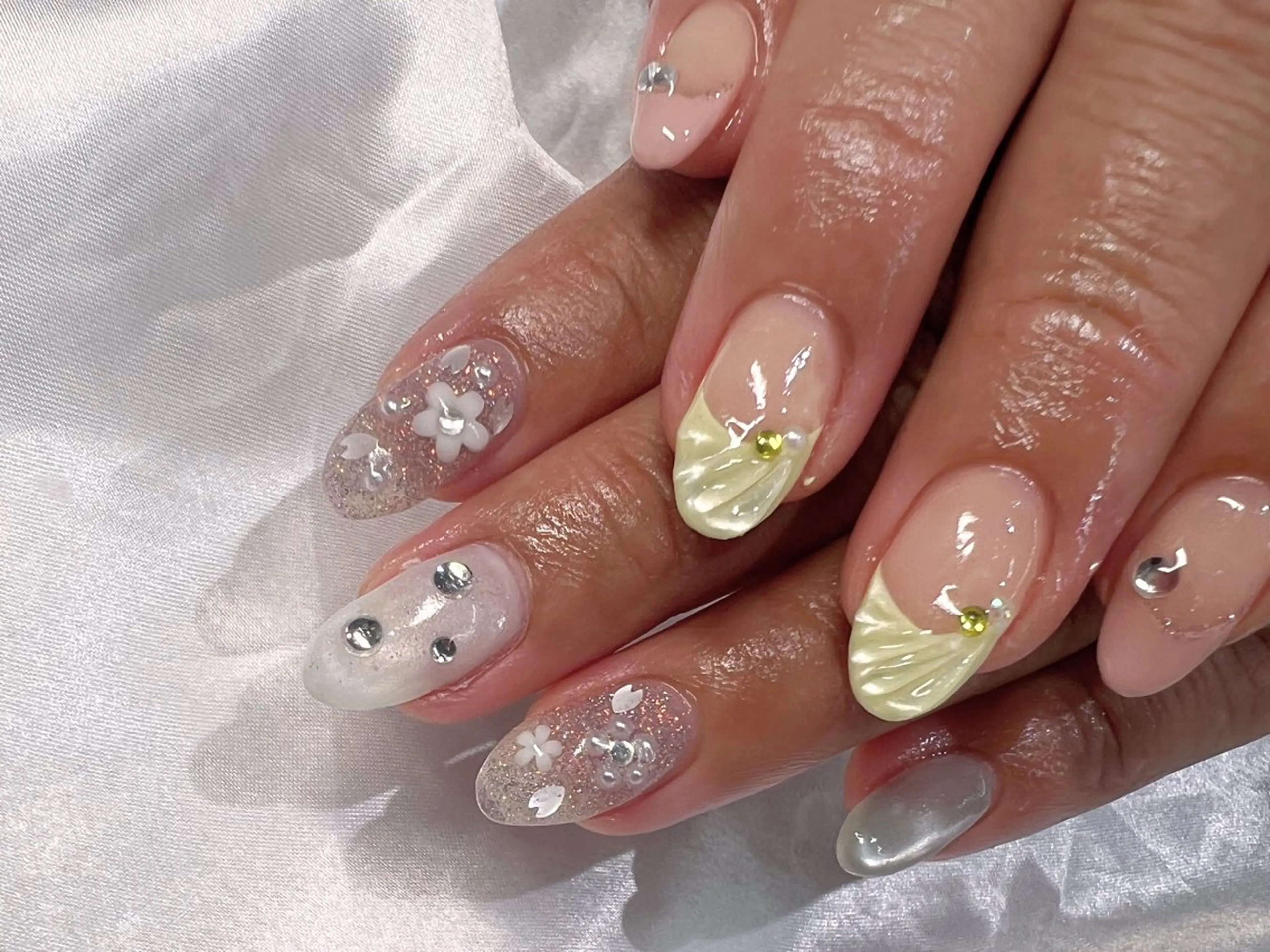 ネイル フレンチネイル マグネットネイル 春ネイル 黄色 CARIS nailはづきのネイルデザイン