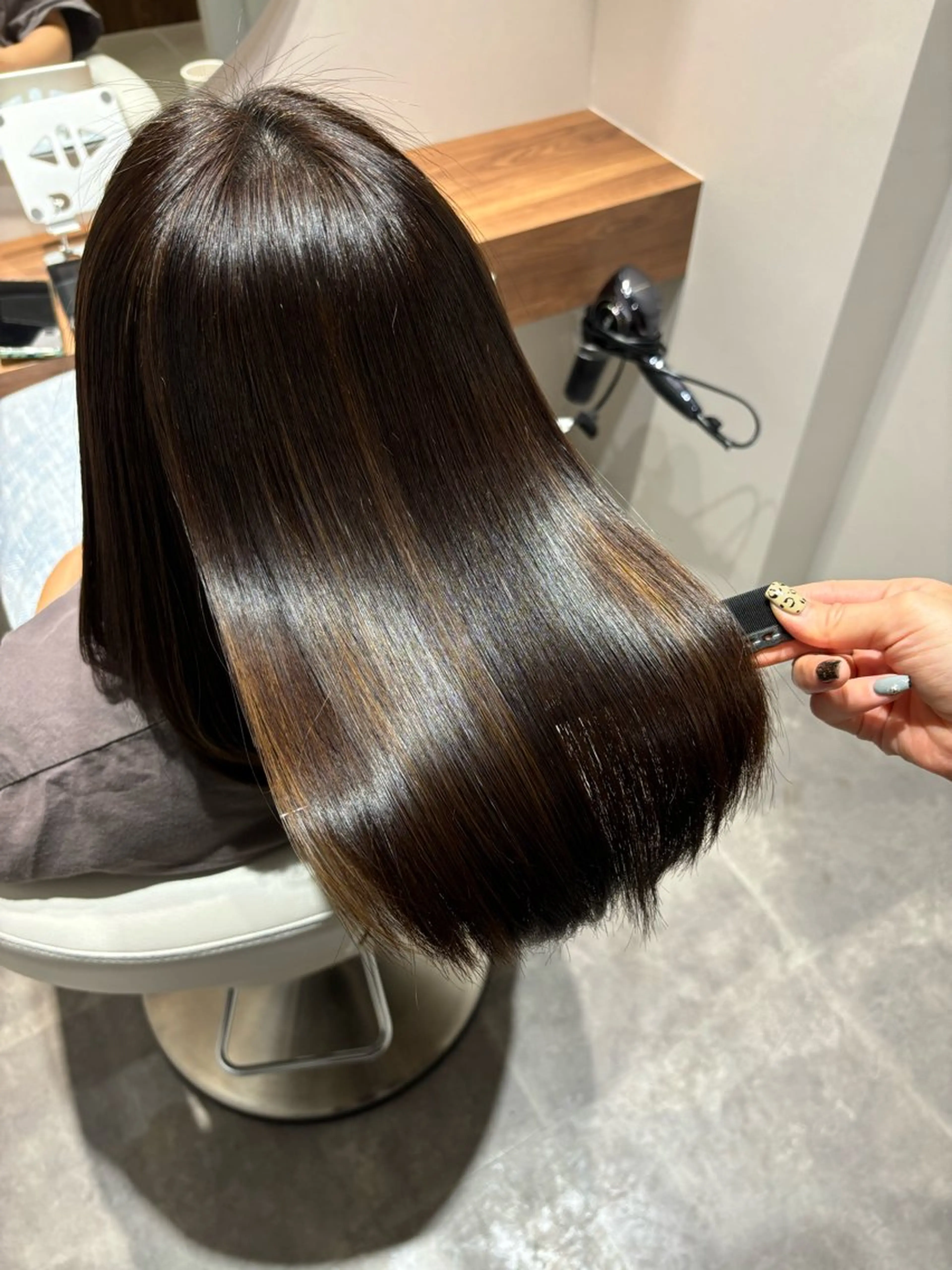 ミディアム カット 縮毛矯正 トリートメント 美髪ヘア 🤍erikaのヘアスタイル