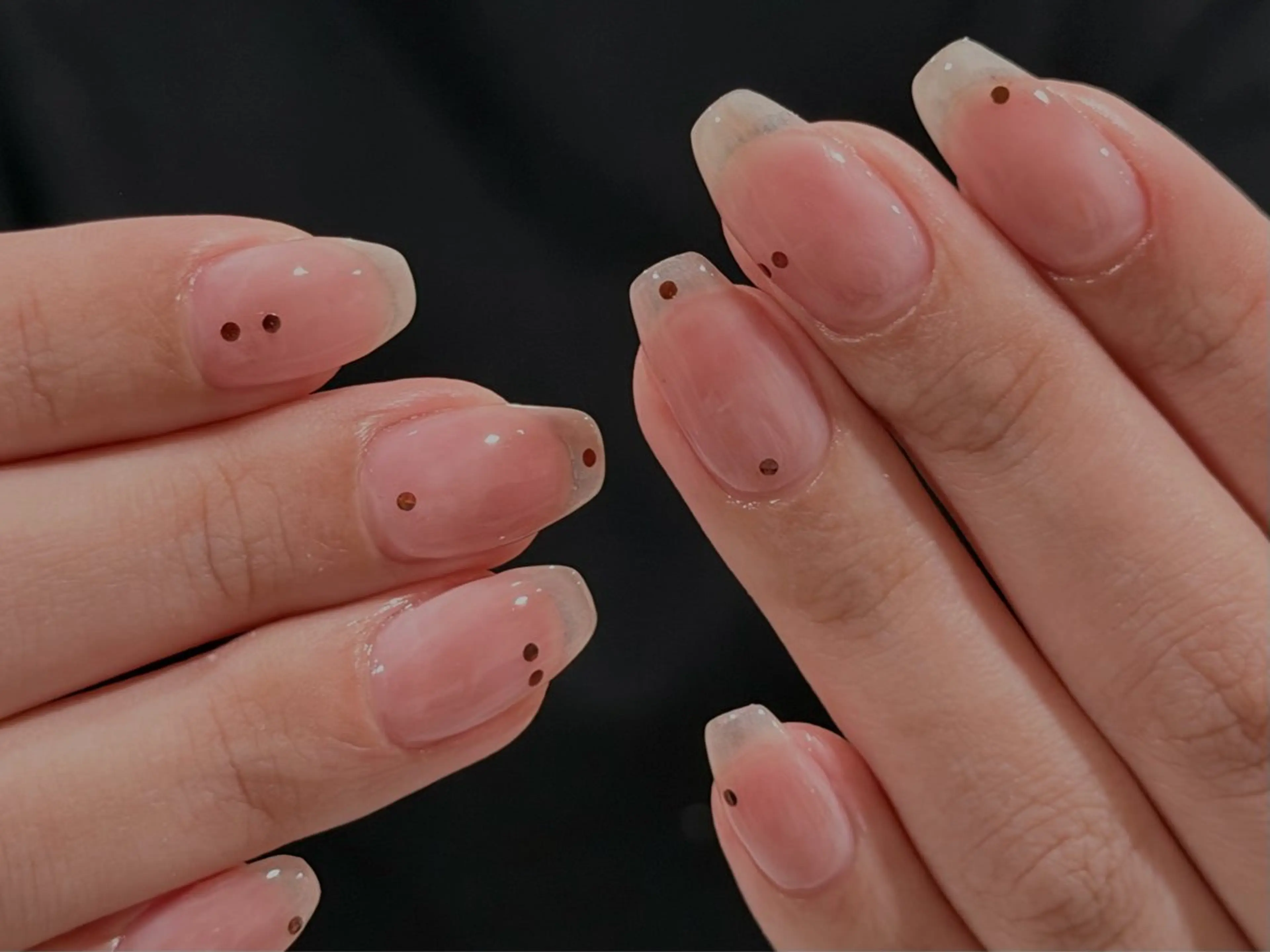 ネイル ブラウン ドット ラメ(グリッター) ニュアンスネイル ハンドネイル ANOVA所属・ANOVA アノヴァのネイルデザイン