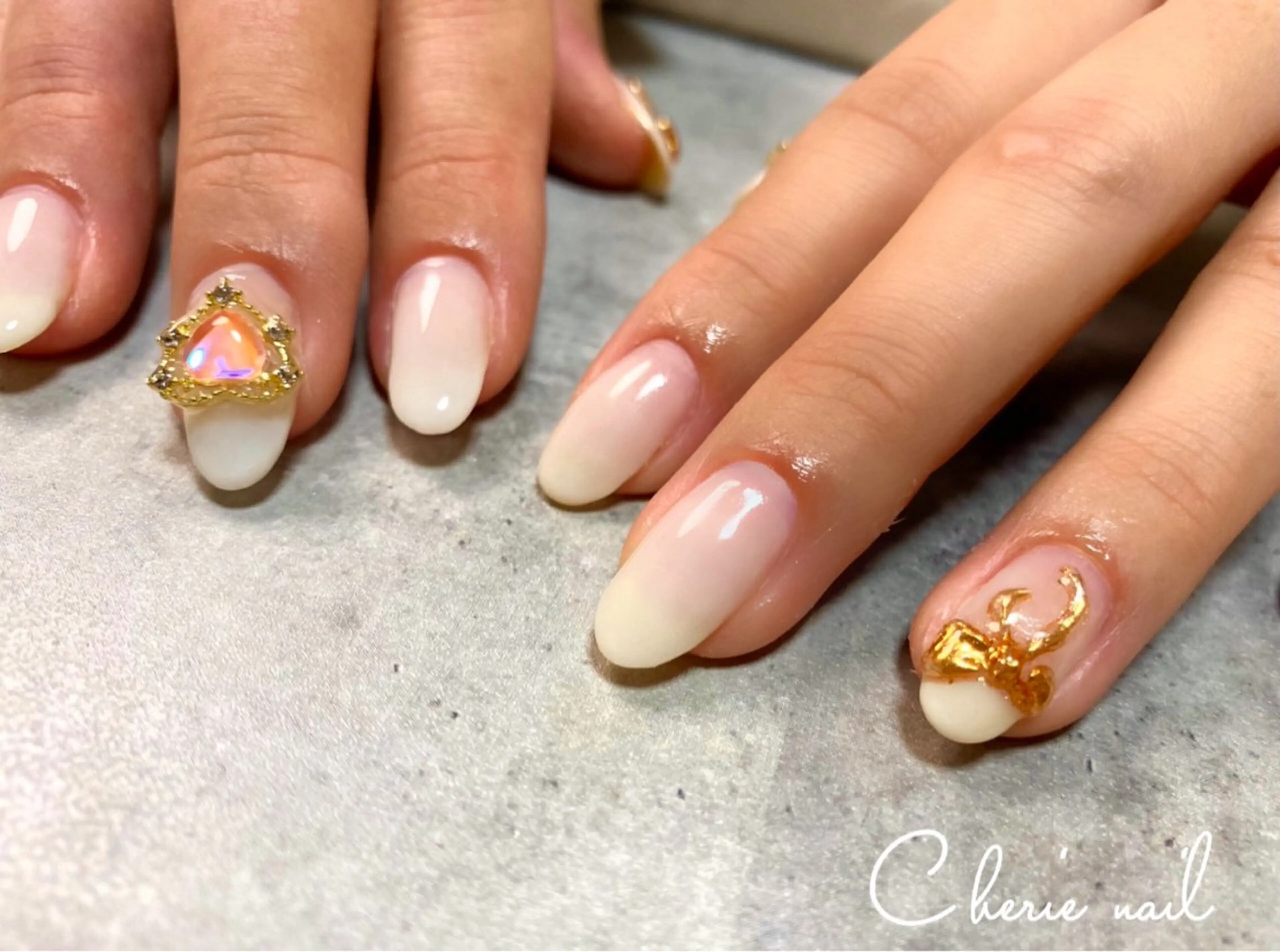 ネイル ジェルネイル グラデーション ハート リボン ホワイト ハンドネイル Cherienail yunaのネイルデザイン