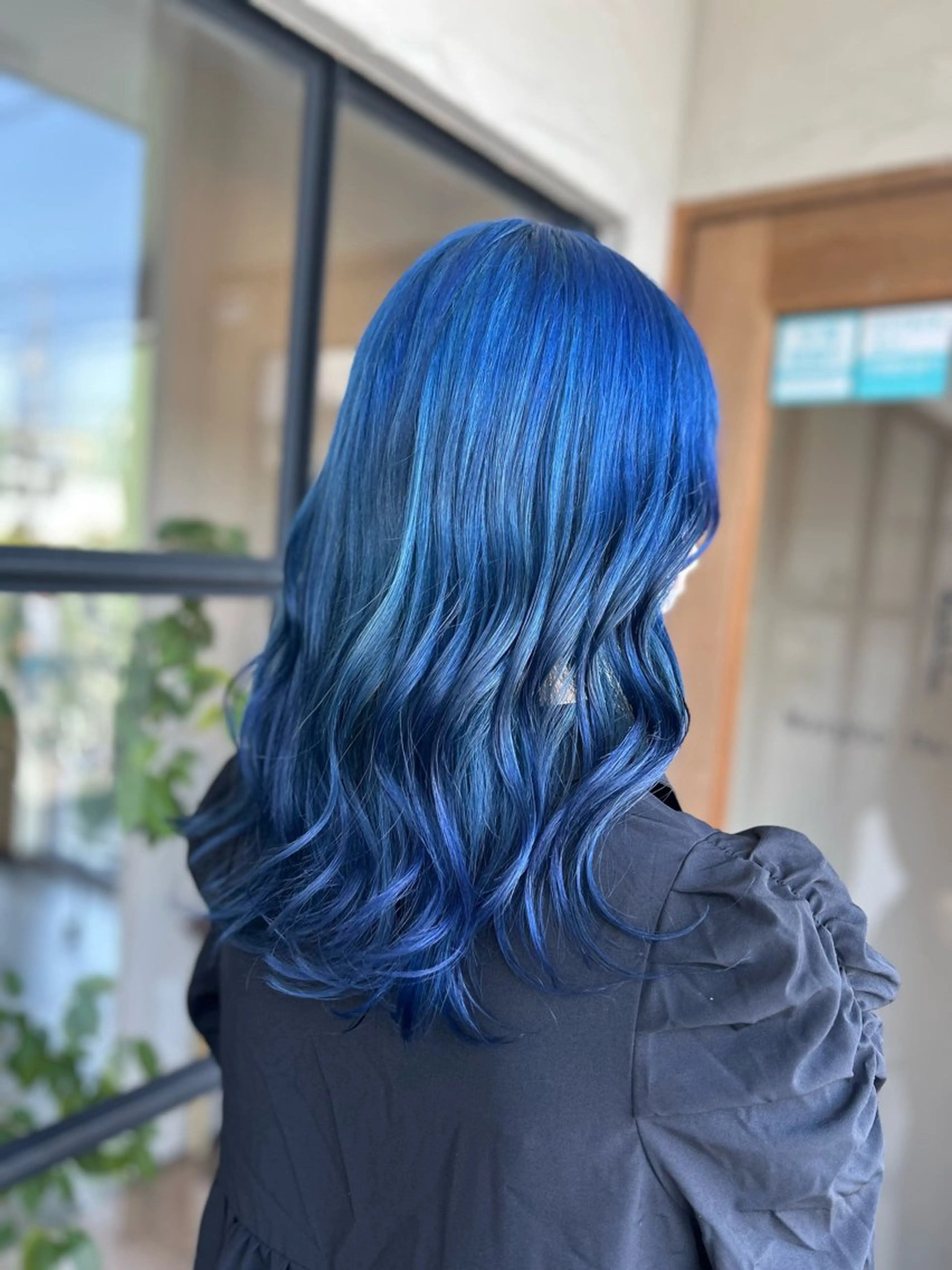 ロング カラー ブリーチ ブルーカラー カット ヘアカラー 井上 花音のヘアスタイル