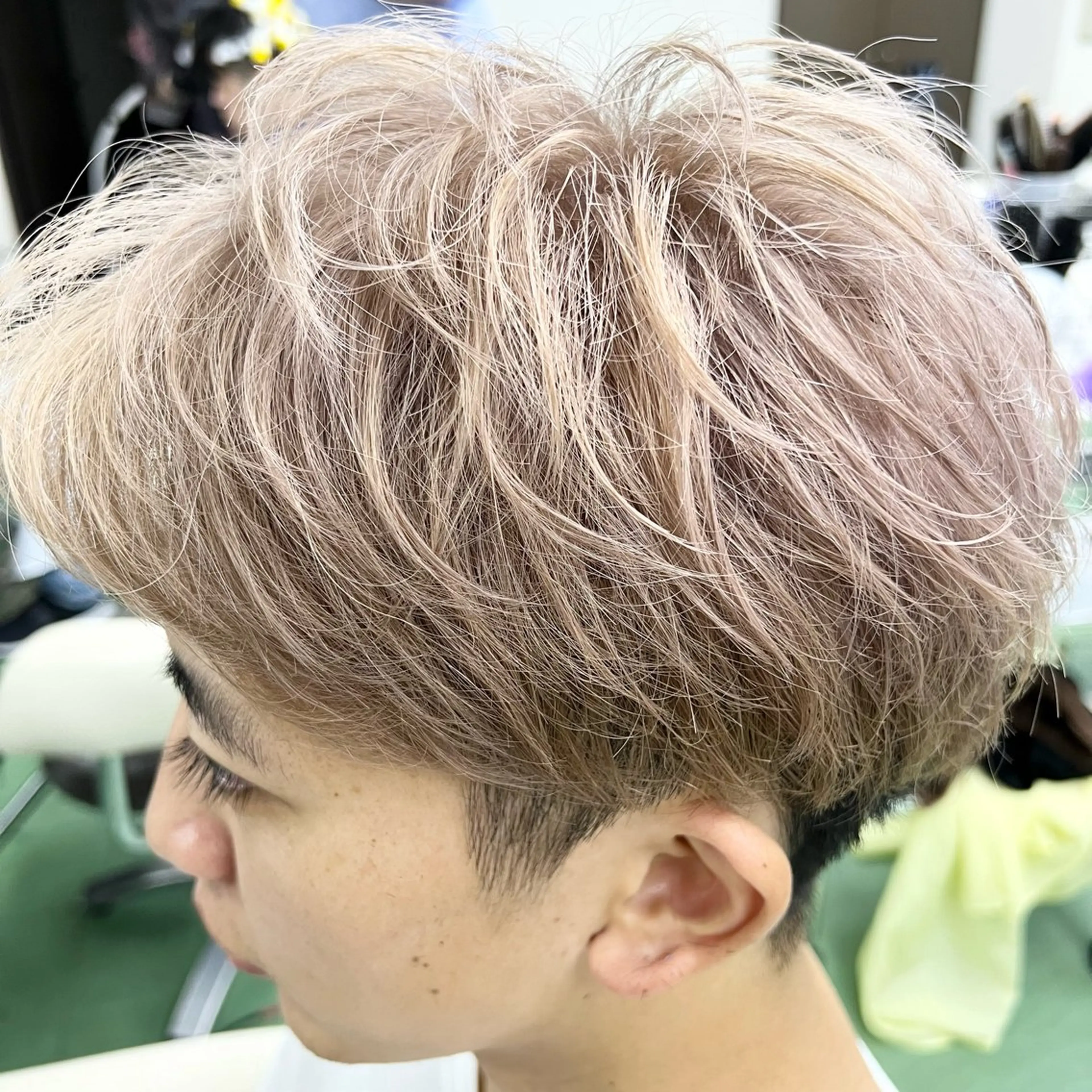 ショート カラー メンズ ベージュカラー ミルクティーベージュ カット ヘアカラー 甲田 豪徳のヘアスタイル