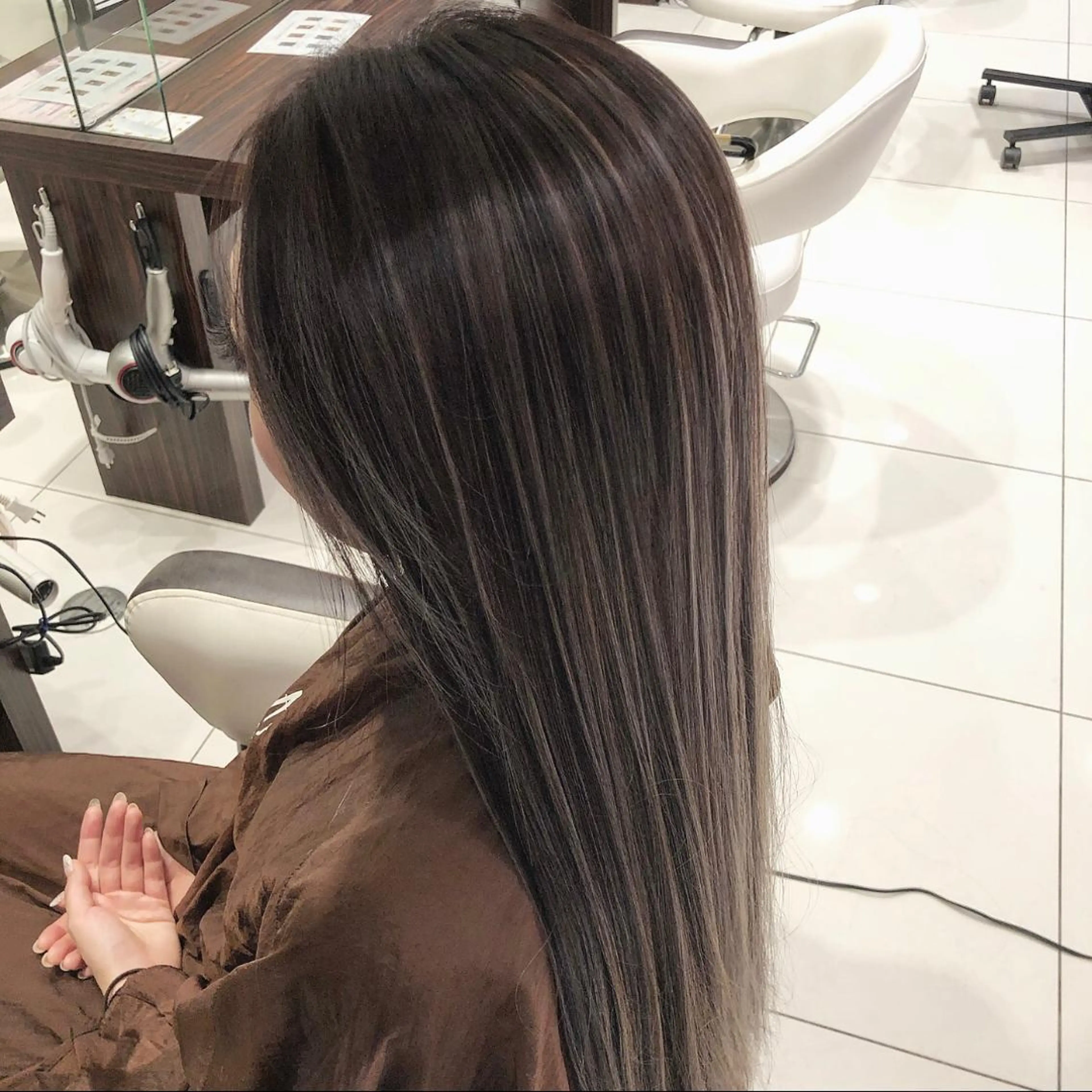 ロング カラー ヘアアレンジ シールエクステ バレイヤージュ デザインカラー ハイライトカラー エクステ アンドウ ユウ/ レイヤーカット/韓国のヘアスタイル