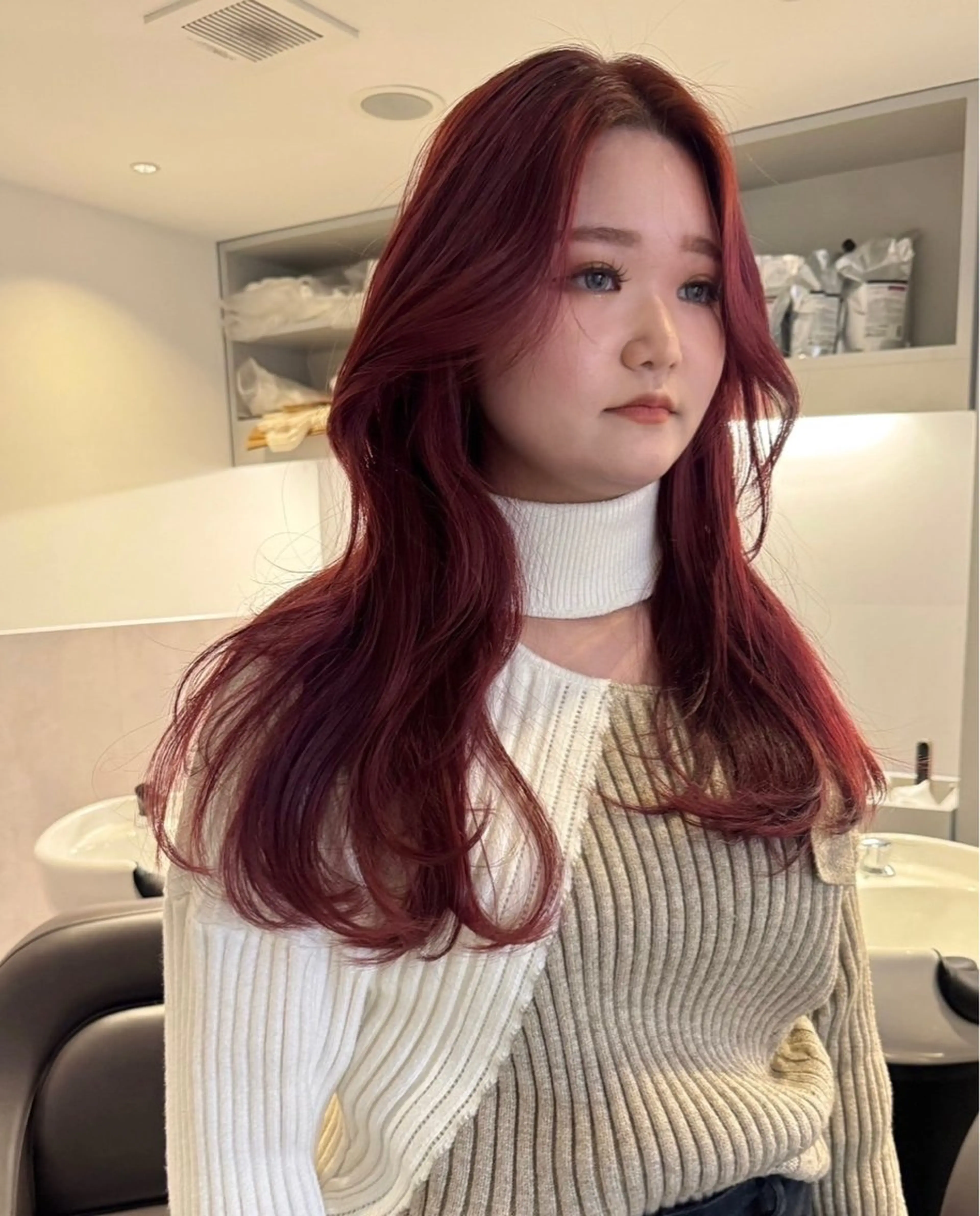 セミロング カラー レッドカラー 韓国風ヘア レイヤーカット カット ヘアカラー トリートメント RAIMA ケアハイトーンのヘアスタイル