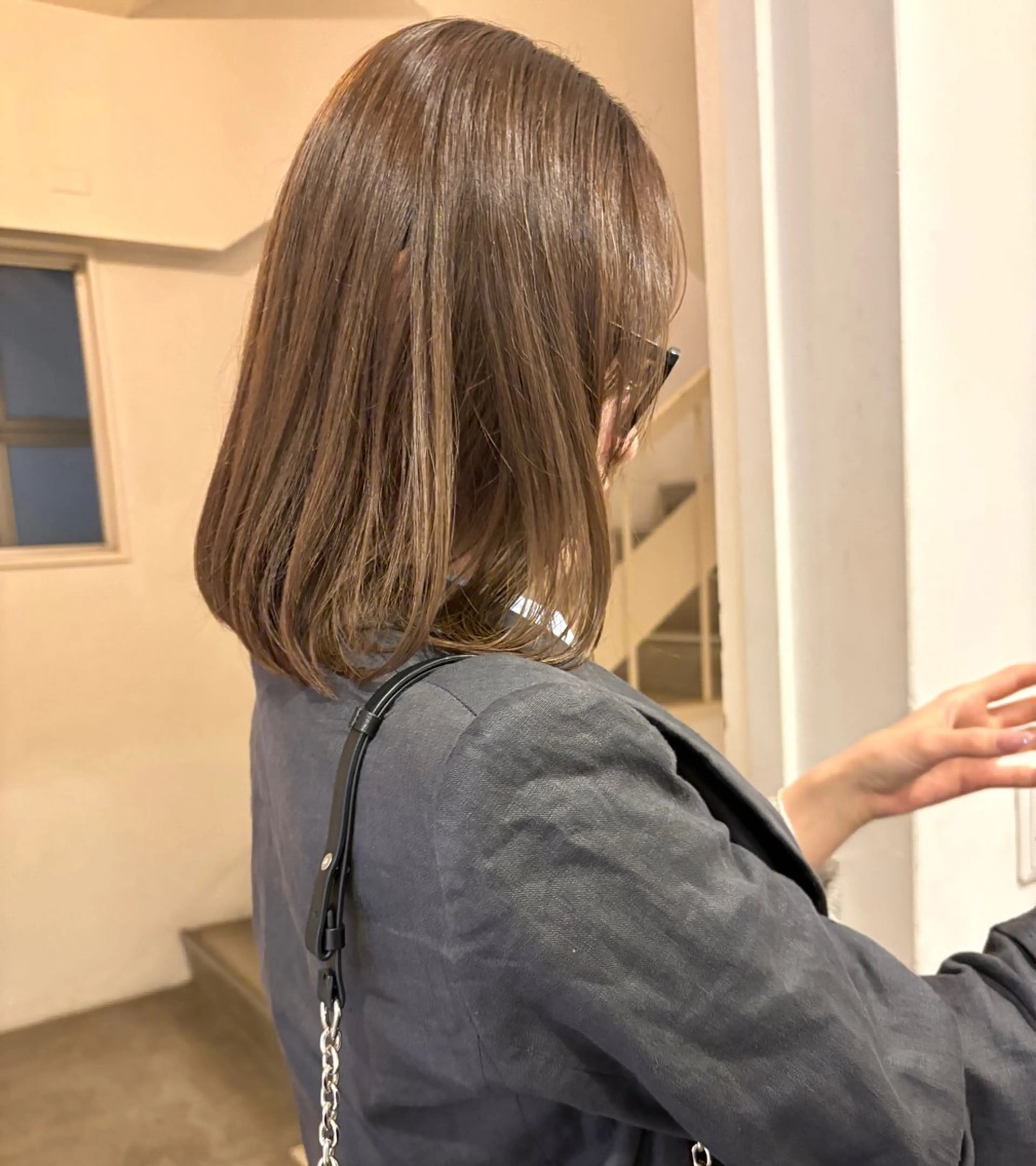 ミディアム カラー アッシュ ベージュカラー ブリーチ 透明感カラー グレージュ ヘアカラー トリートメント やまもと さえのヘアスタイル