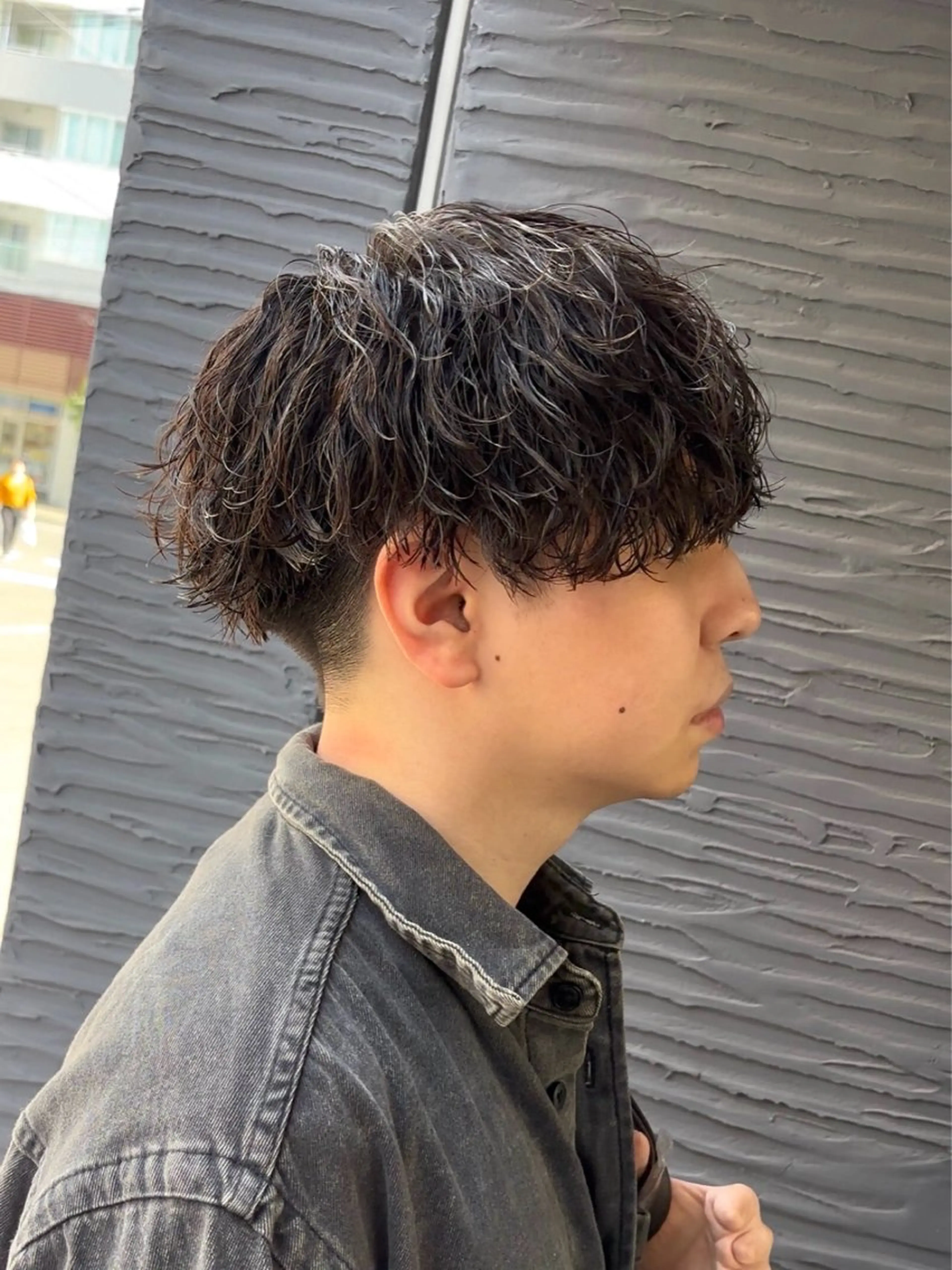 ショート パーマ メンズ マッシュ メンズパーマ ツイストスパイラルパーマ 波巻きパーマ スパイラルパーマ カット パーマ なりたひろと / フェザーパーマのヘアスタイル