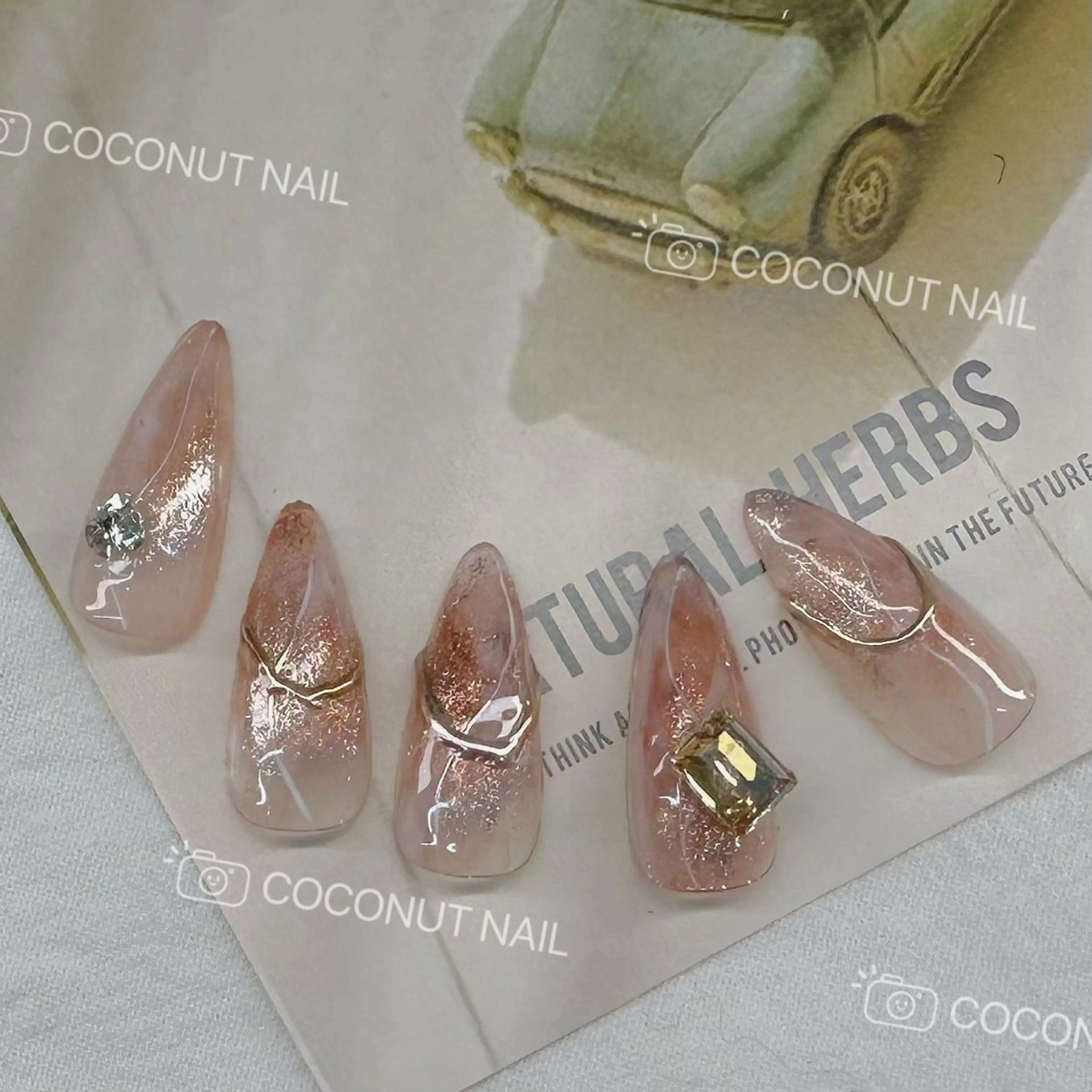 ネイル キラキラネイル ワンホンネイル ハンドネイル 神田 ココナッツのネイルデザイン