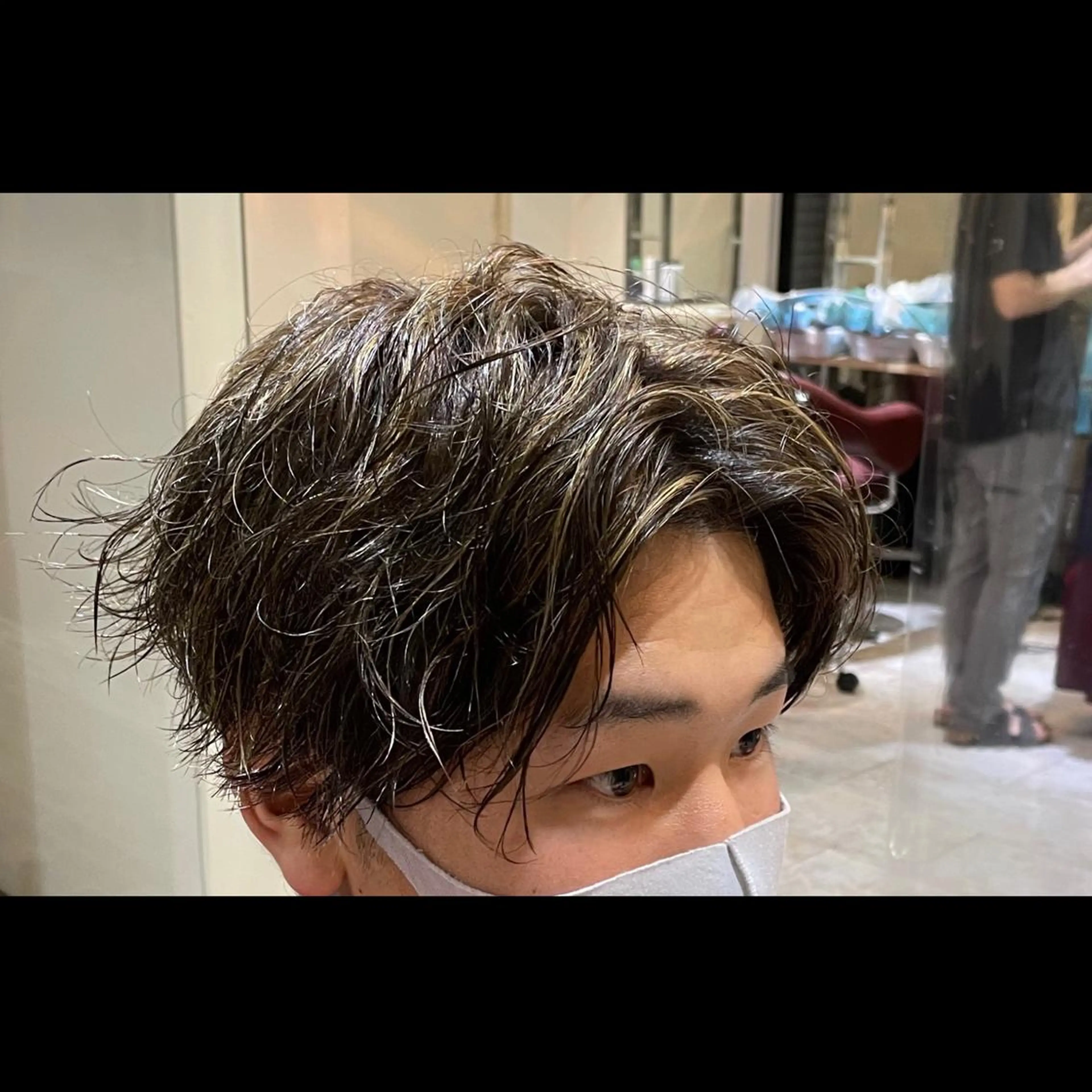 ミディアム カラー パーマ メンズ センターパート メンズハイライト ハイライトカラー ハイライト 💈大人の渋髪💈 店長　大橋侑弥のヘアスタイル