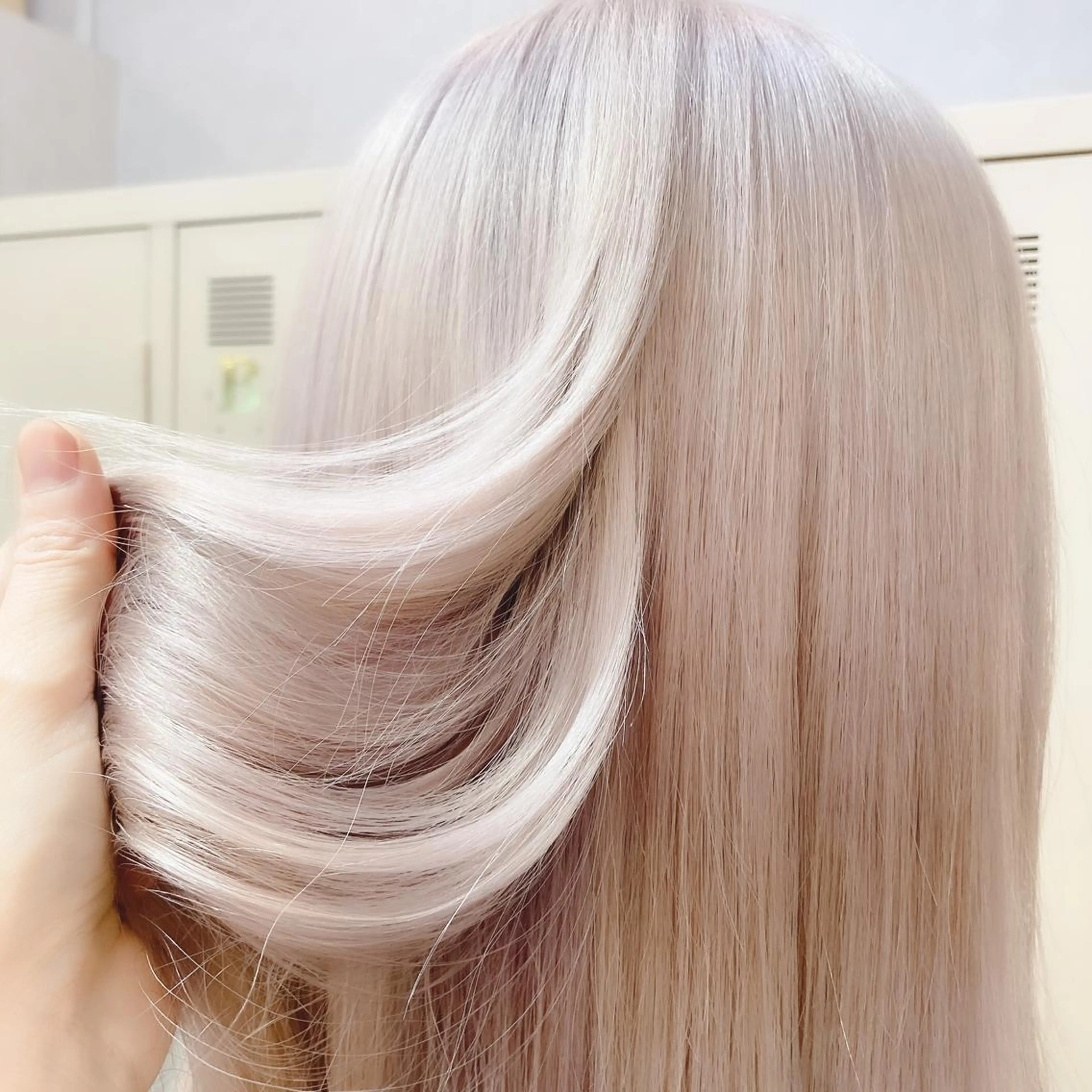 ミディアム カラー ベージュカラー ブリーチ ホワイトベージュ カット ヘアカラー KAJI MANAMIのヘアスタイル