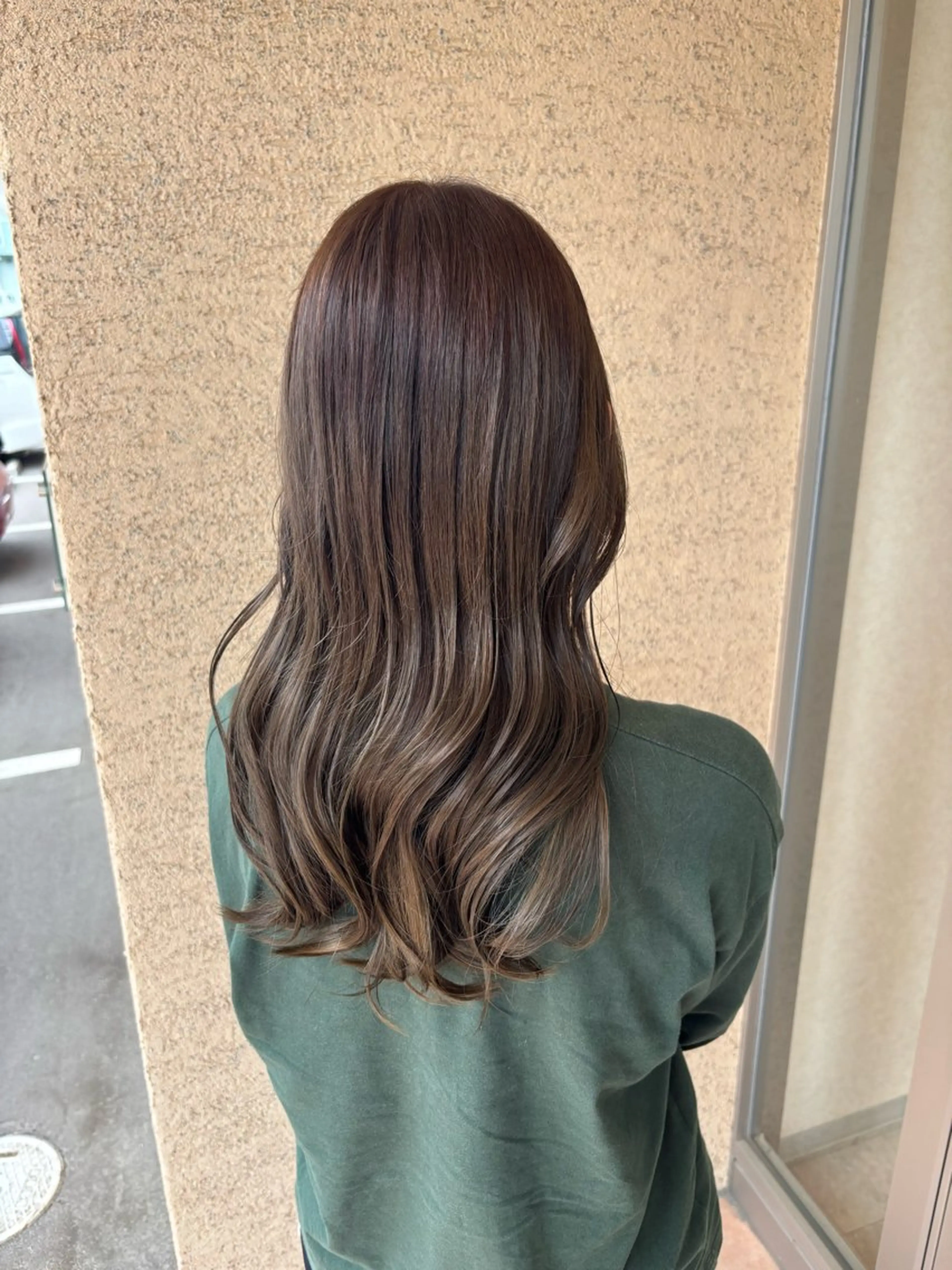 ロング カラー ブラウンカラー オリーブブラウン カット ヘアカラー トリートメント 下河 美友のヘアスタイル
