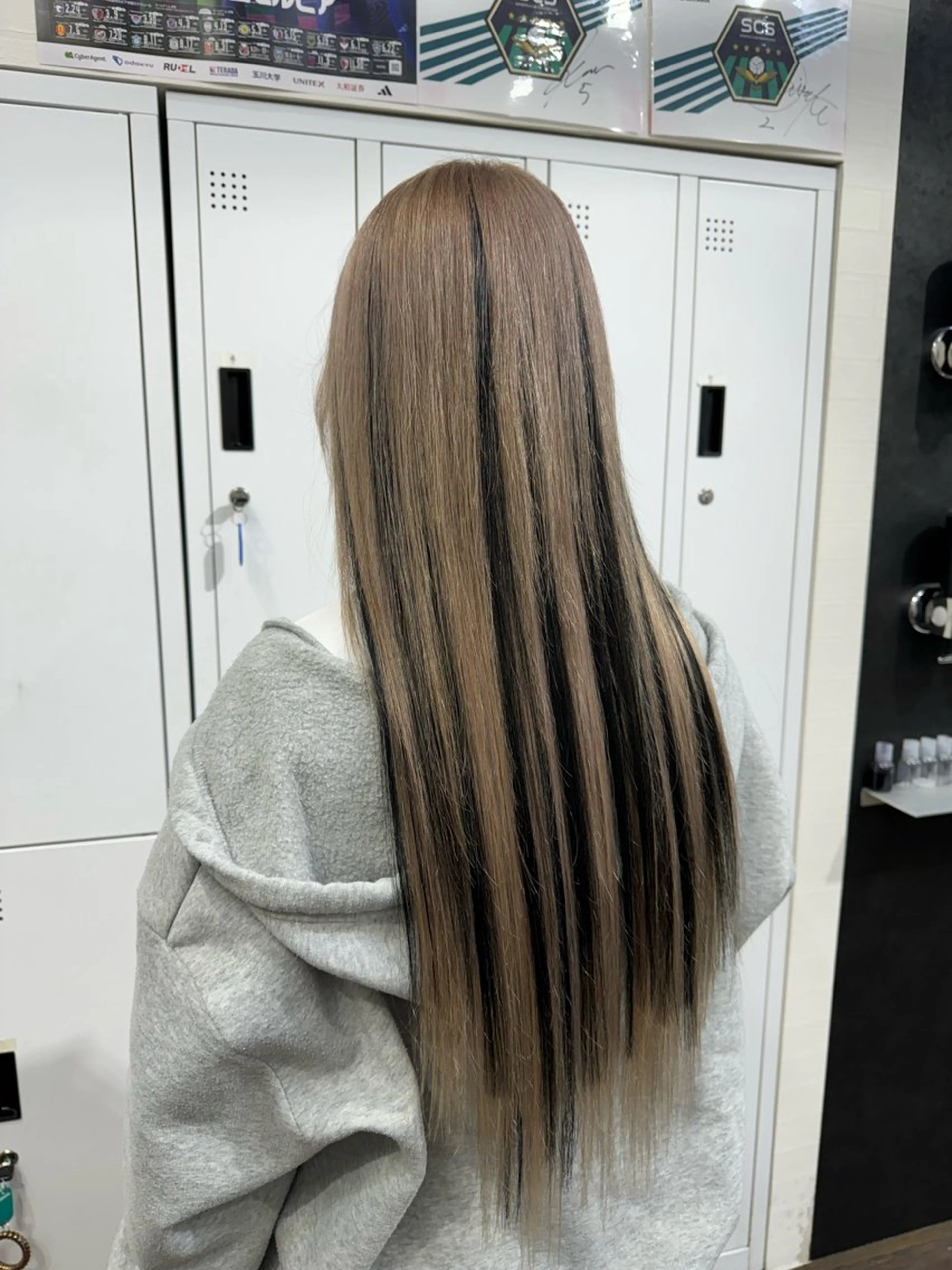 ロング 横浜🦋ハイトーン 🫐シャドウルーツのヘアスタイル