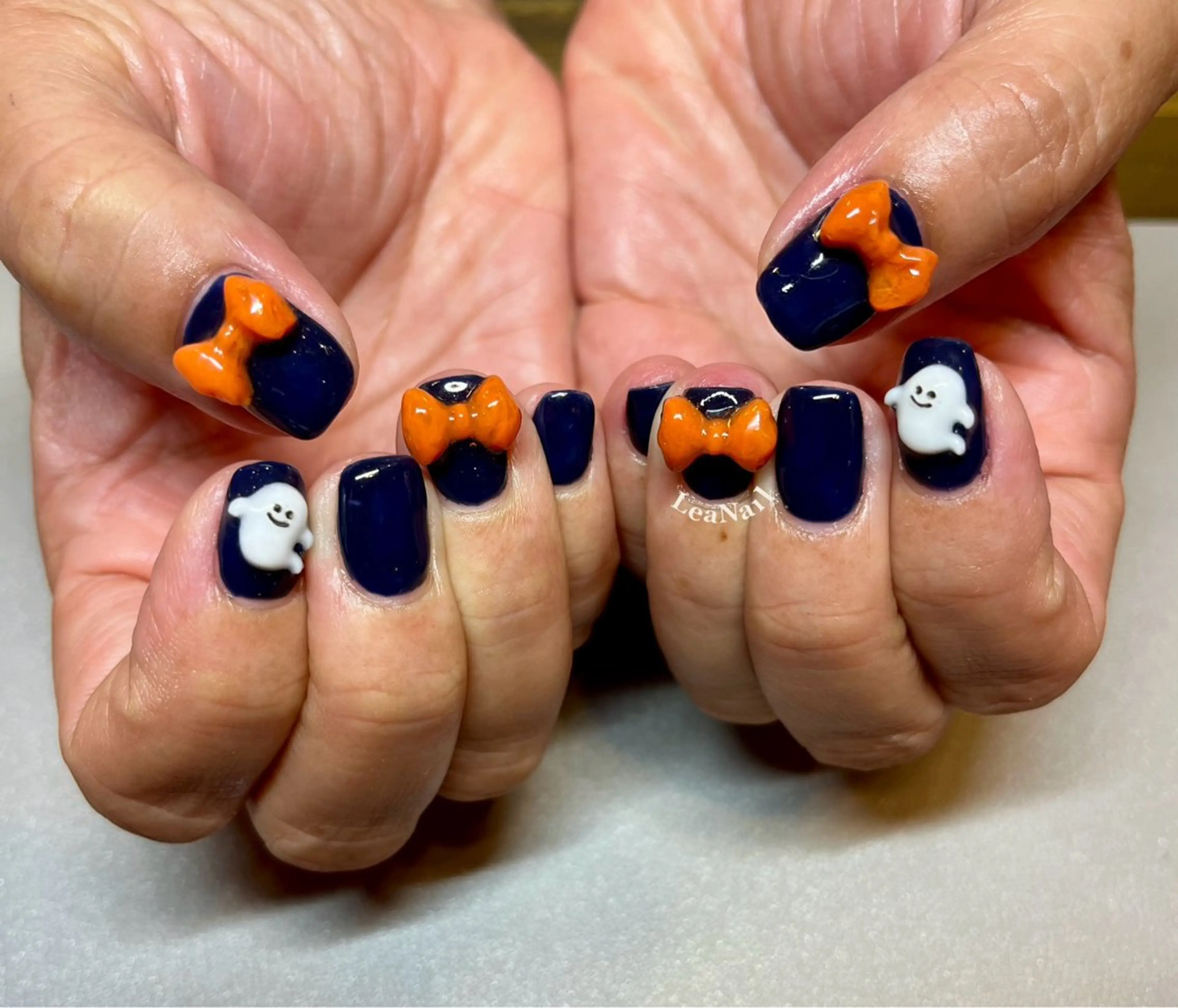 ネイル ハロウィン 持ち込み ネイビー オレンジ リボン Lea Nailのネイルデザイン