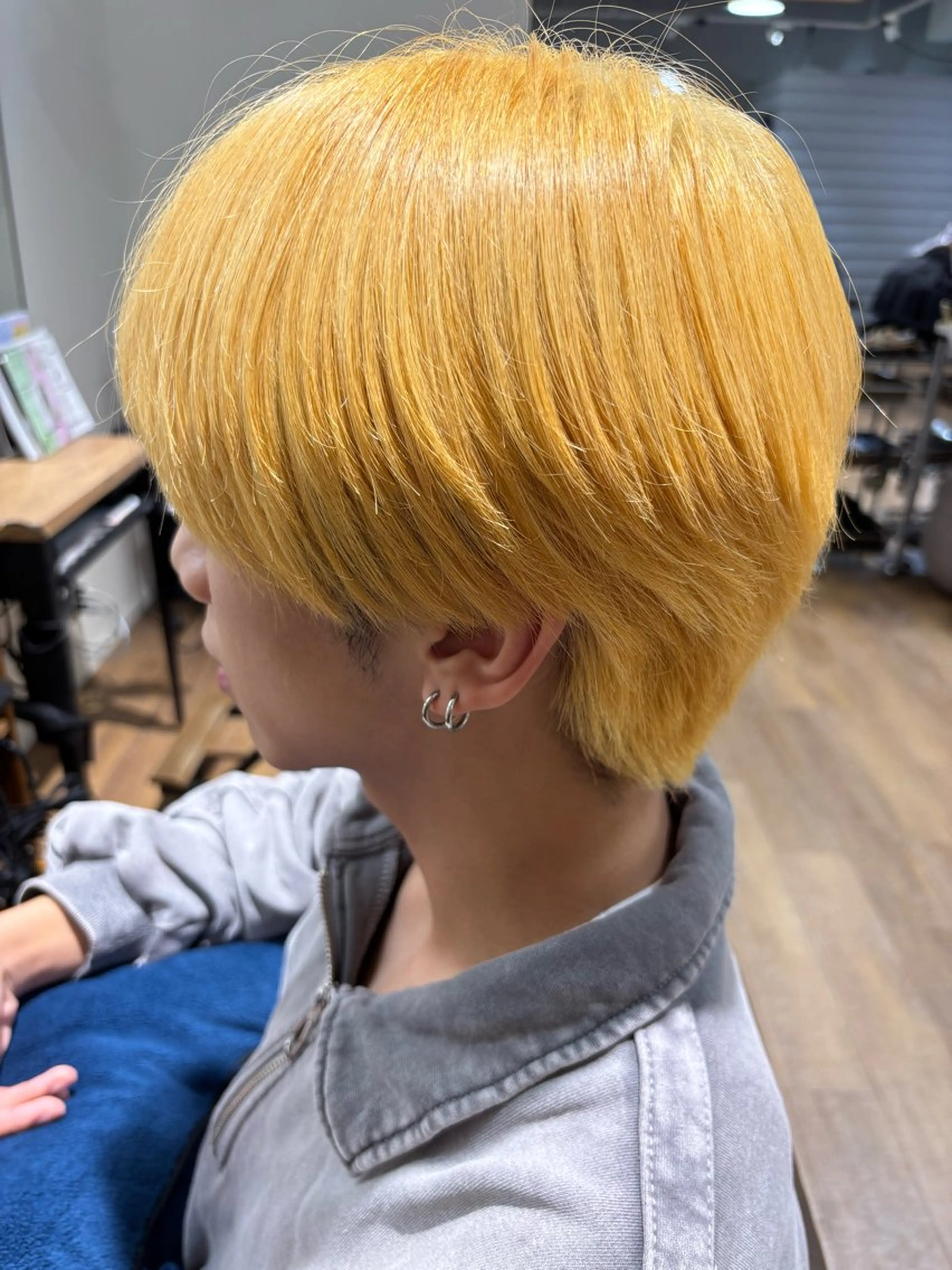 カラー ブリーチ 抜きっぱなしブロンド グレー・オリーブ ソウタのヘアスタイル