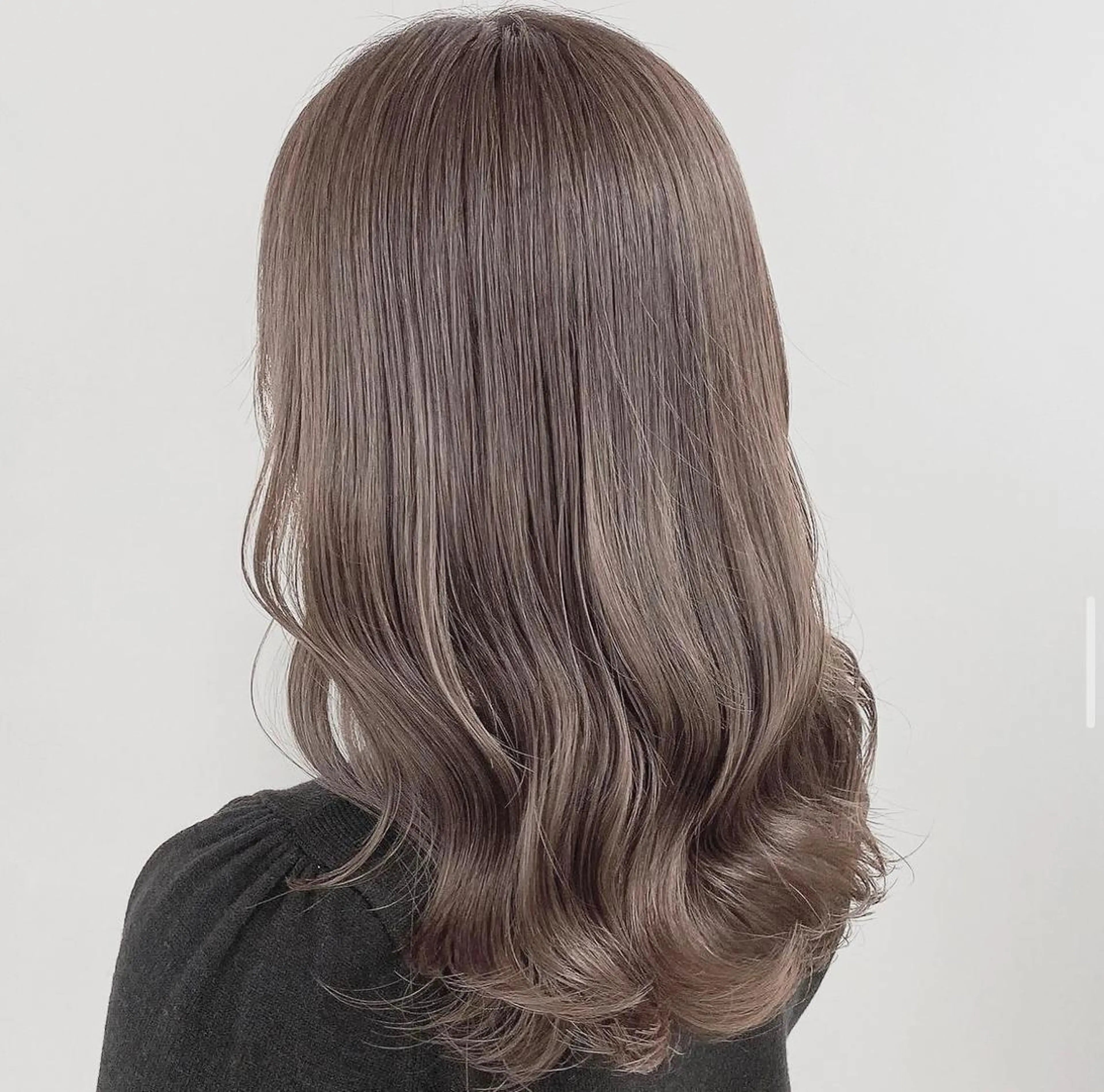 ロング カラー アッシュ アッシュグレー アッシュグレージュ ブリーチ グレージュ ケアブリーチ 黒瀬有汰のヘアスタイル