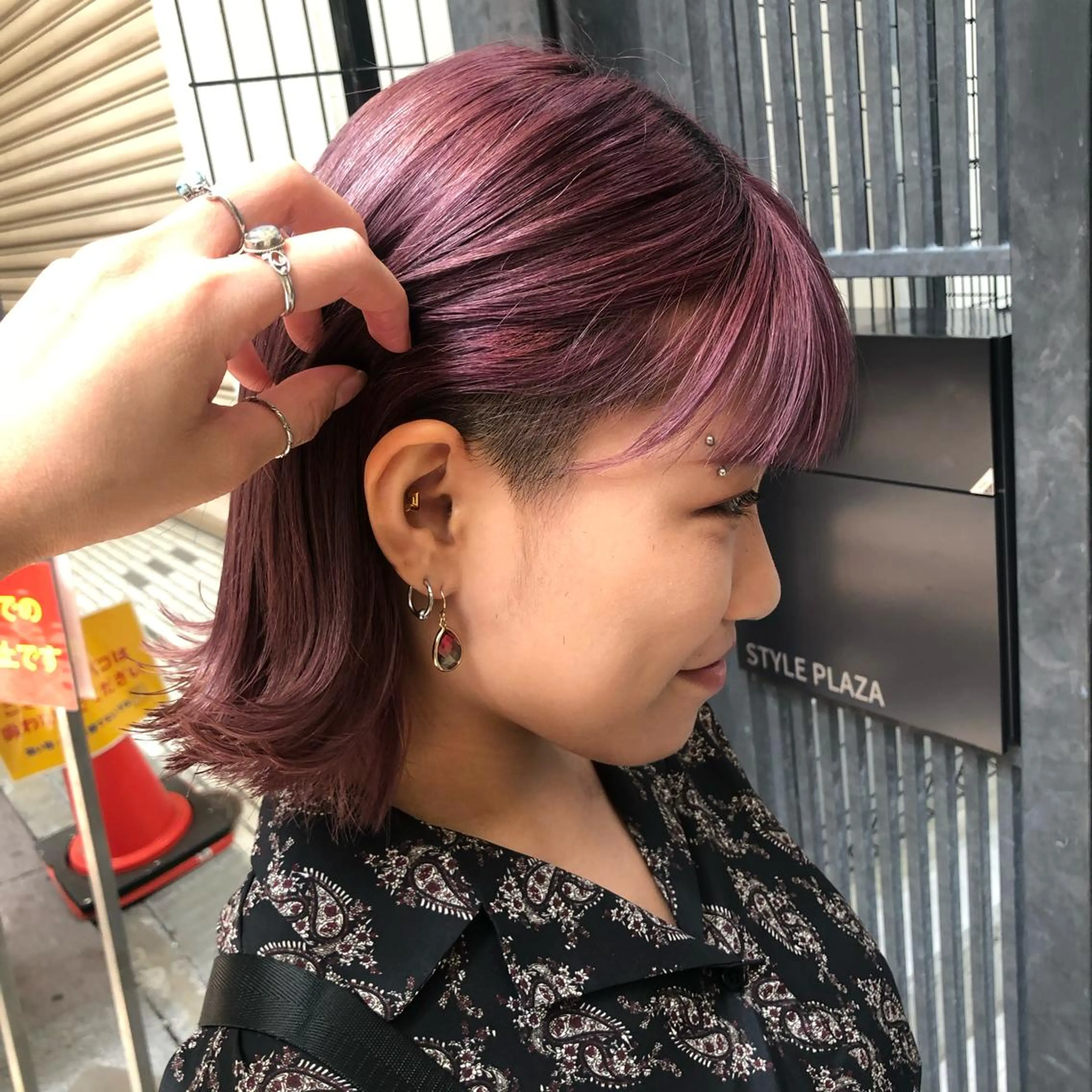 ミディアム カラー ウルフカット／吉村 桃子のヘアスタイル