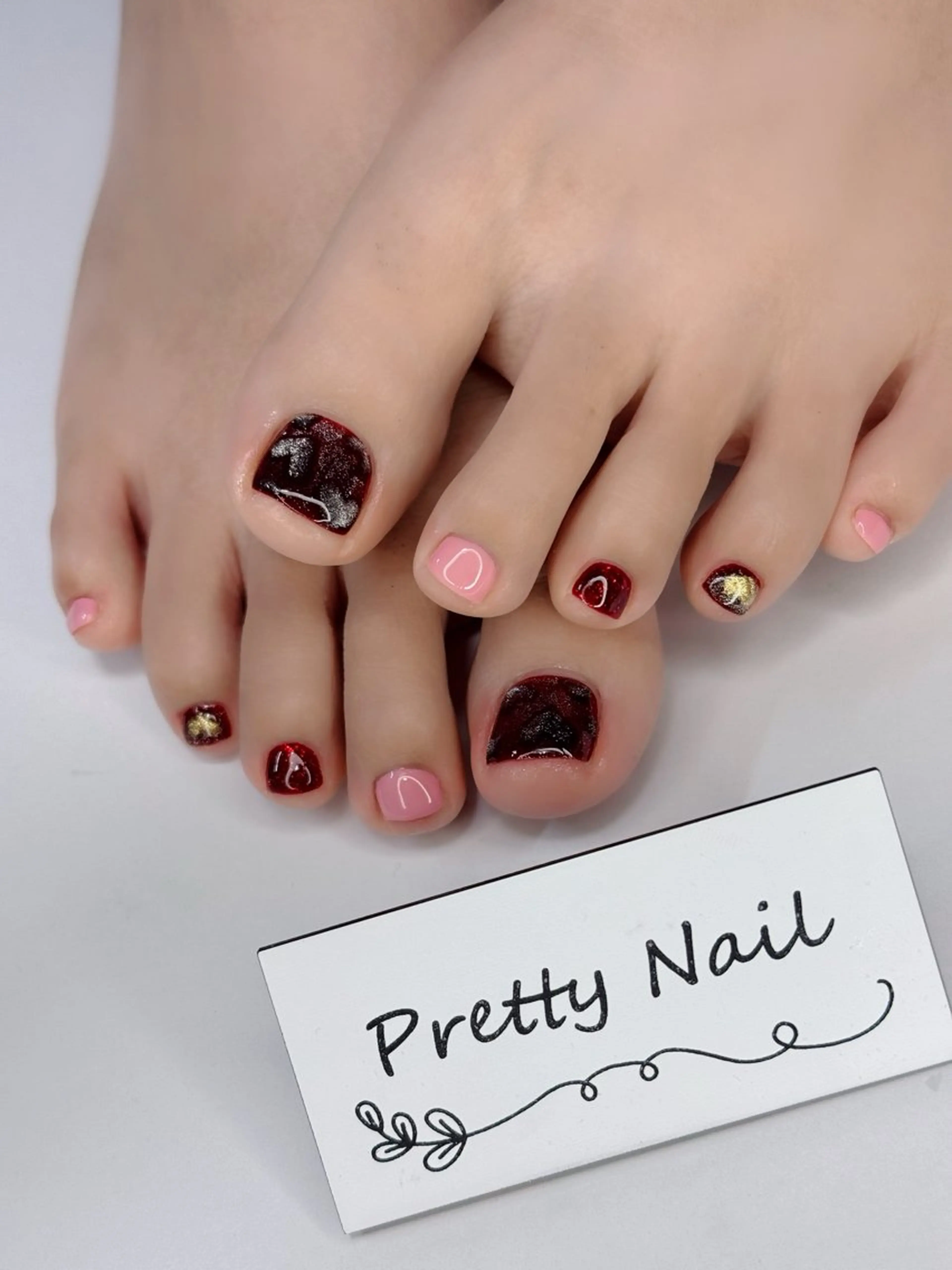 【オフ無し】フットネイル 🎀 自爪ネイルワンカラー+ デザイン4本✨の写真