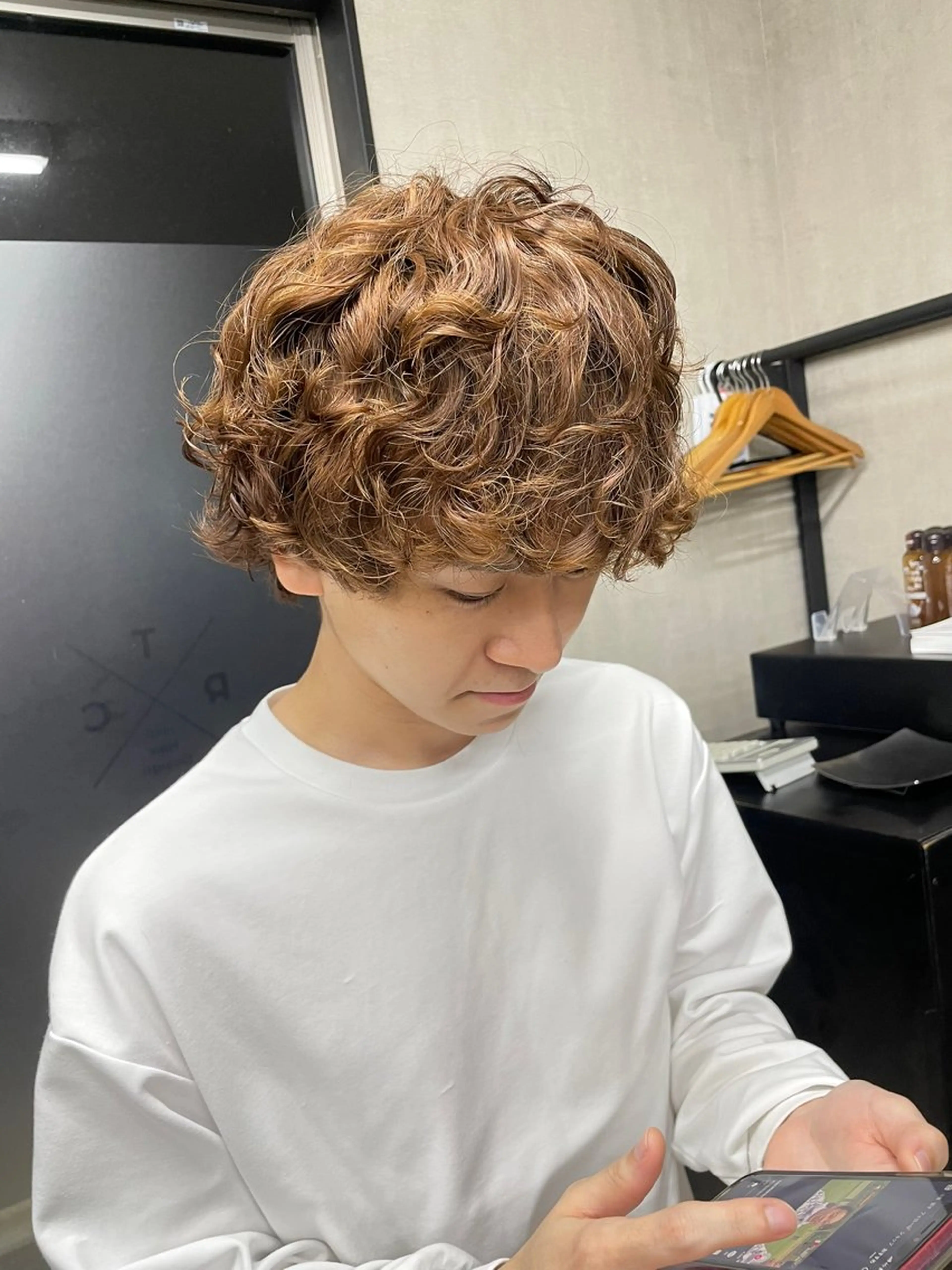 ショート パーマ メンズ メンズブリーチ センターパート フェードカット メンズ韓国風 マッシュ カット パーマ 大島 渓翔のヘアスタイル