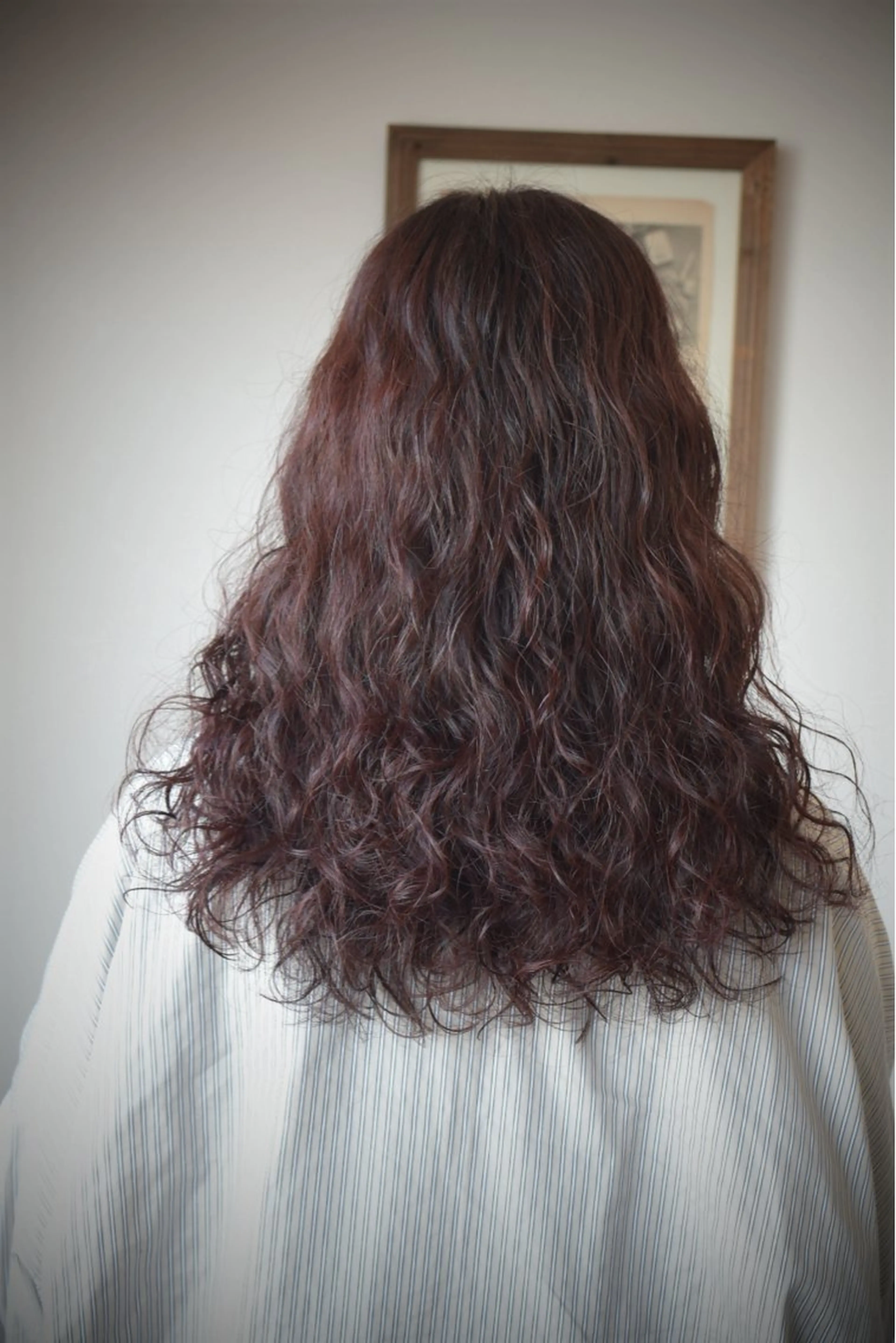 ロング カラー パーマ ブラウンカラー 透明感カラー レッドカラー レッドブラウン スパイラルパーマ 岩村 夏姫のヘアスタイル