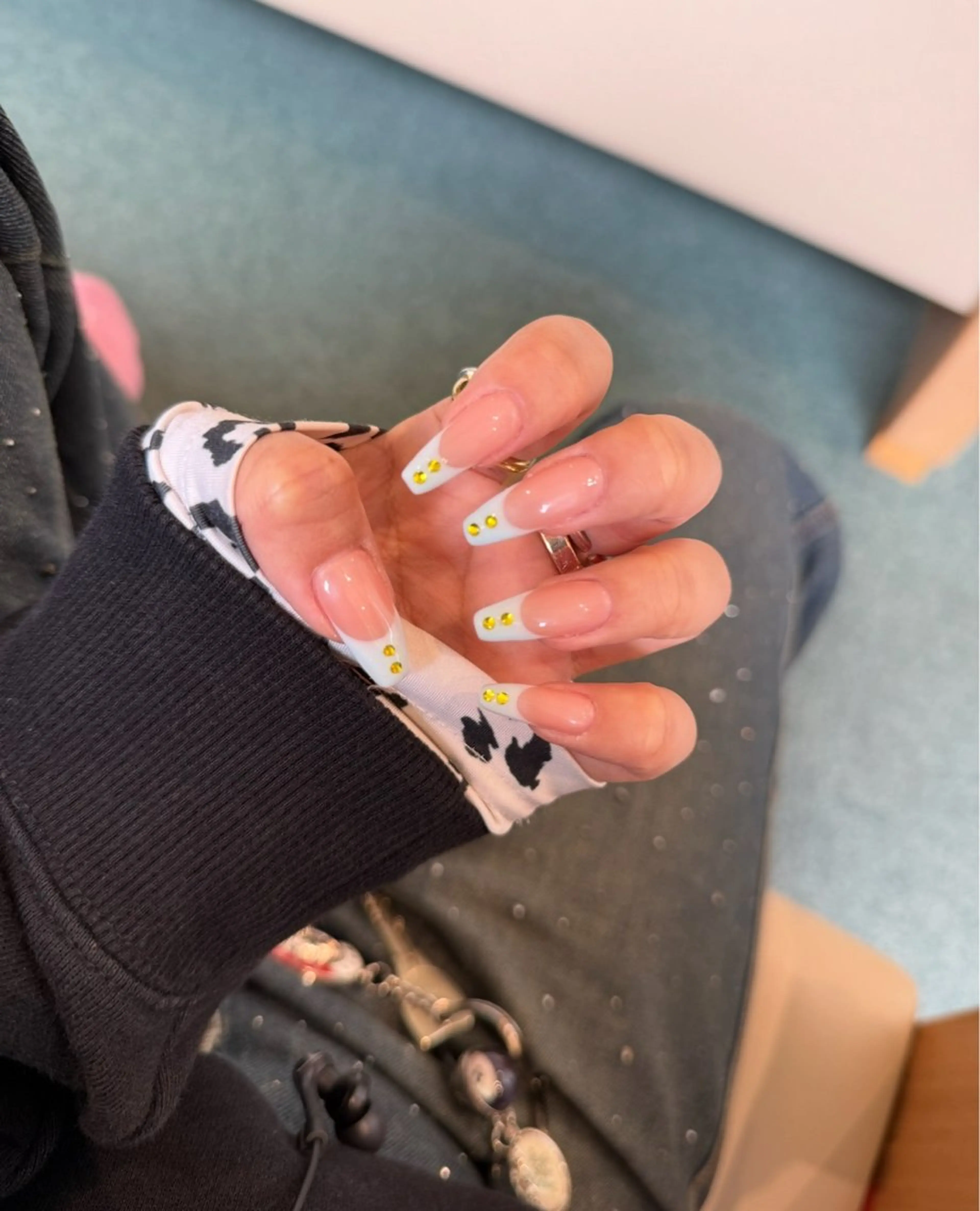 ネイル フレンチネイル ストーンネイル AURORA eyelash&nail salon アメ村店所属・🌏AURORA | RiRi🪐のネイルデザイン