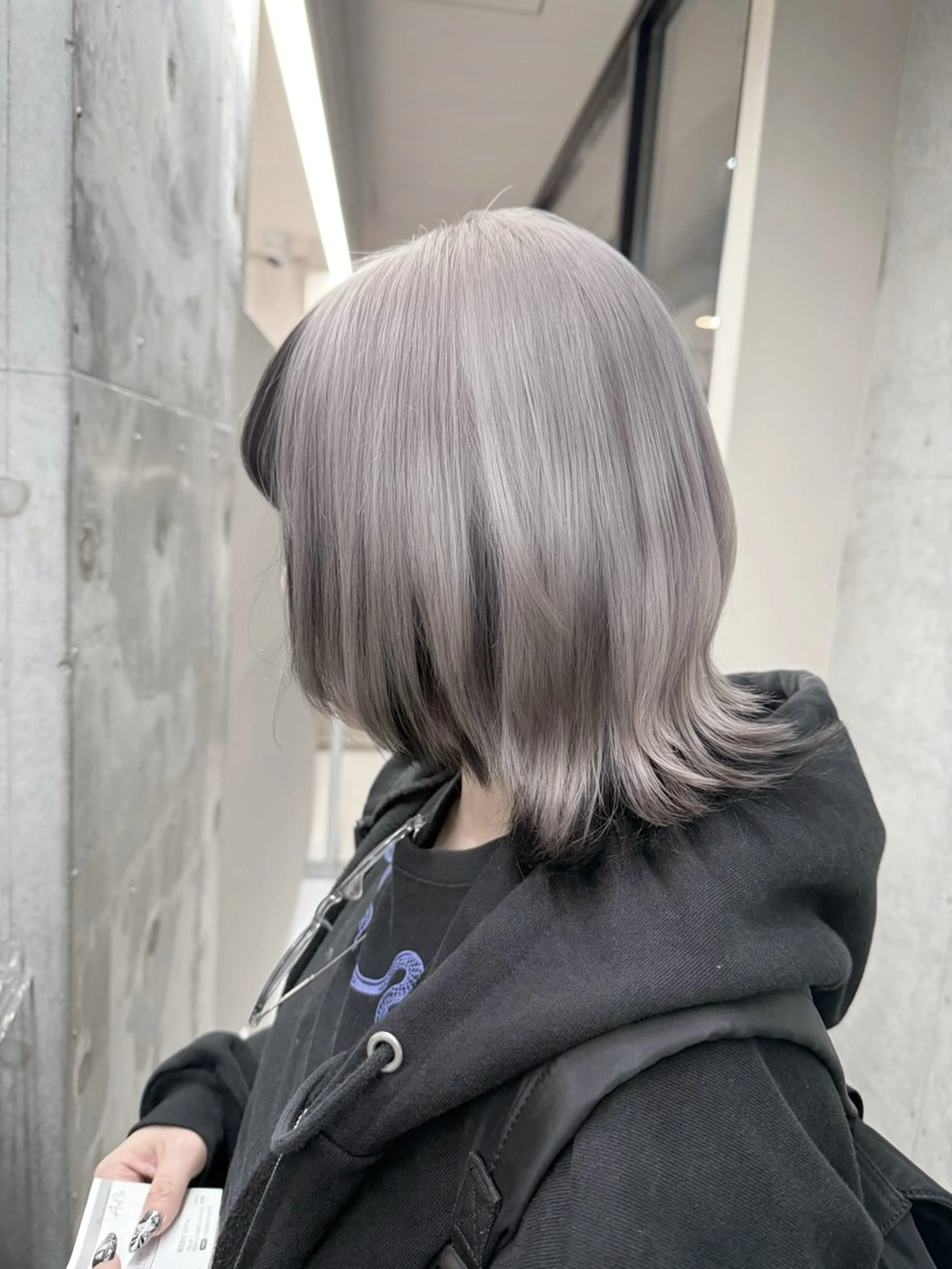 ミディアム カット ヘアカラー ハイトーン×艶カラー 🤍MIZUKIのヘアスタイル