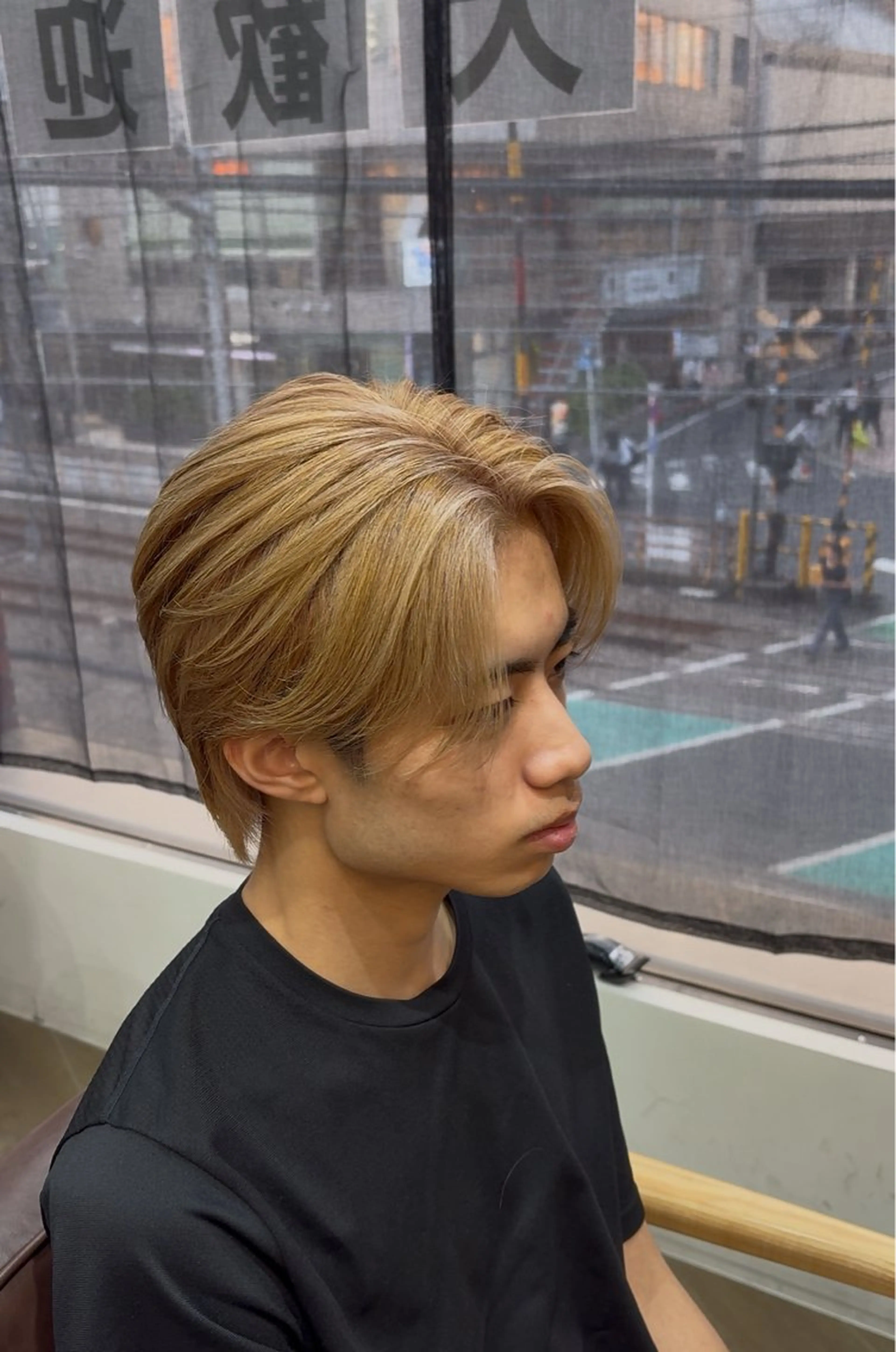 ショート カラー メンズ センターパート ベージュカラー ミルクティーベージュ カット ヘアカラー 韓国メンズヘア/ 毛流れヘア　須田龍世のヘアスタイル