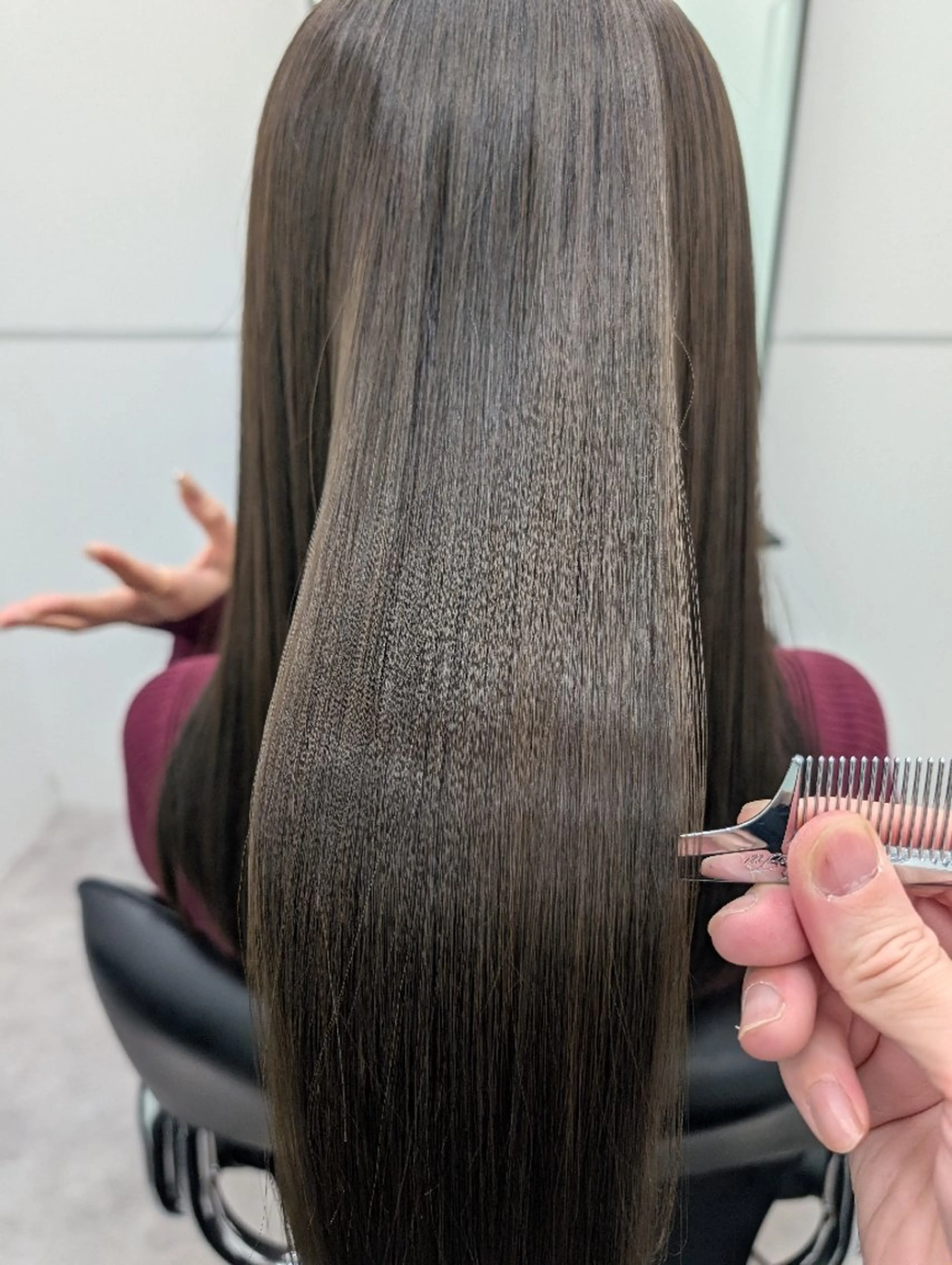 ロング 艶髪／オリーブ系／ 肌が綺麗に見えるお色のヘアスタイル