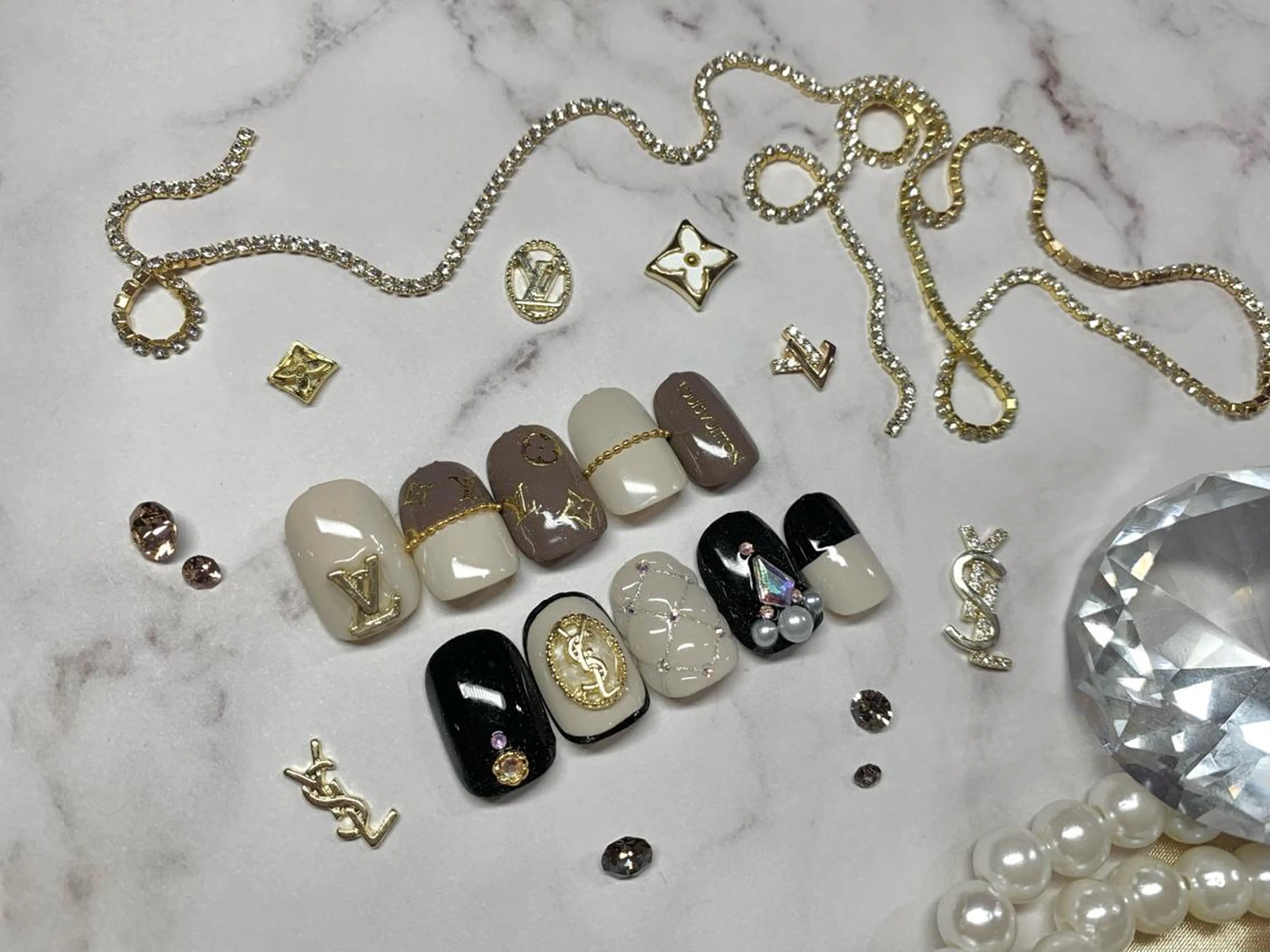 ネイル フレンチネイル ジェルネイル 韓国ネイル 持ち込み パラジェル ちゅるんネイル🪄 耳ツボジュエリー🔗のネイルデザイン