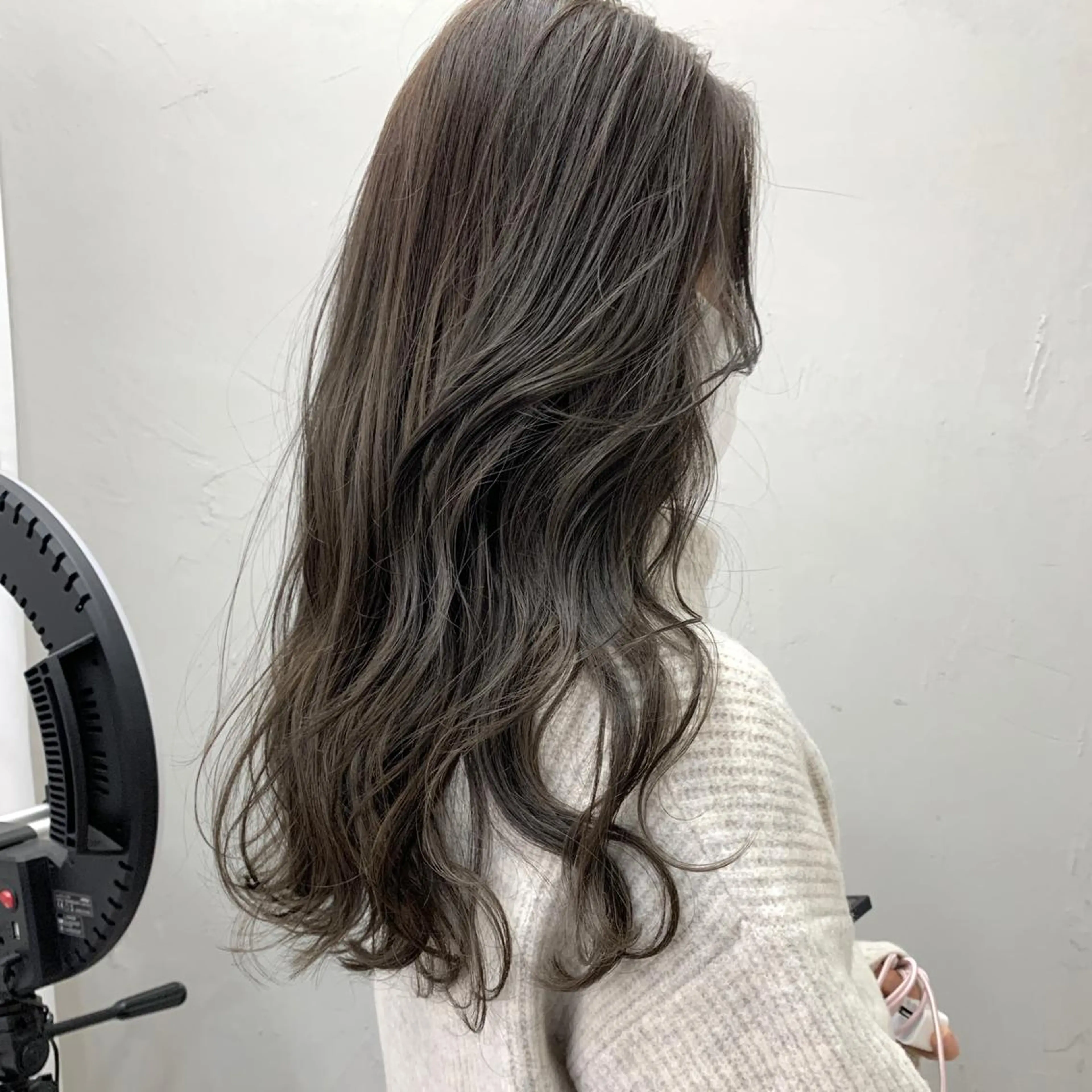 ロング カラー アッシュ ベージュカラー グレージュ イルミナカラー オリーブカラー ヘアカラー トリートメント YUSUKE レイヤーカットカラーのヘアスタイル