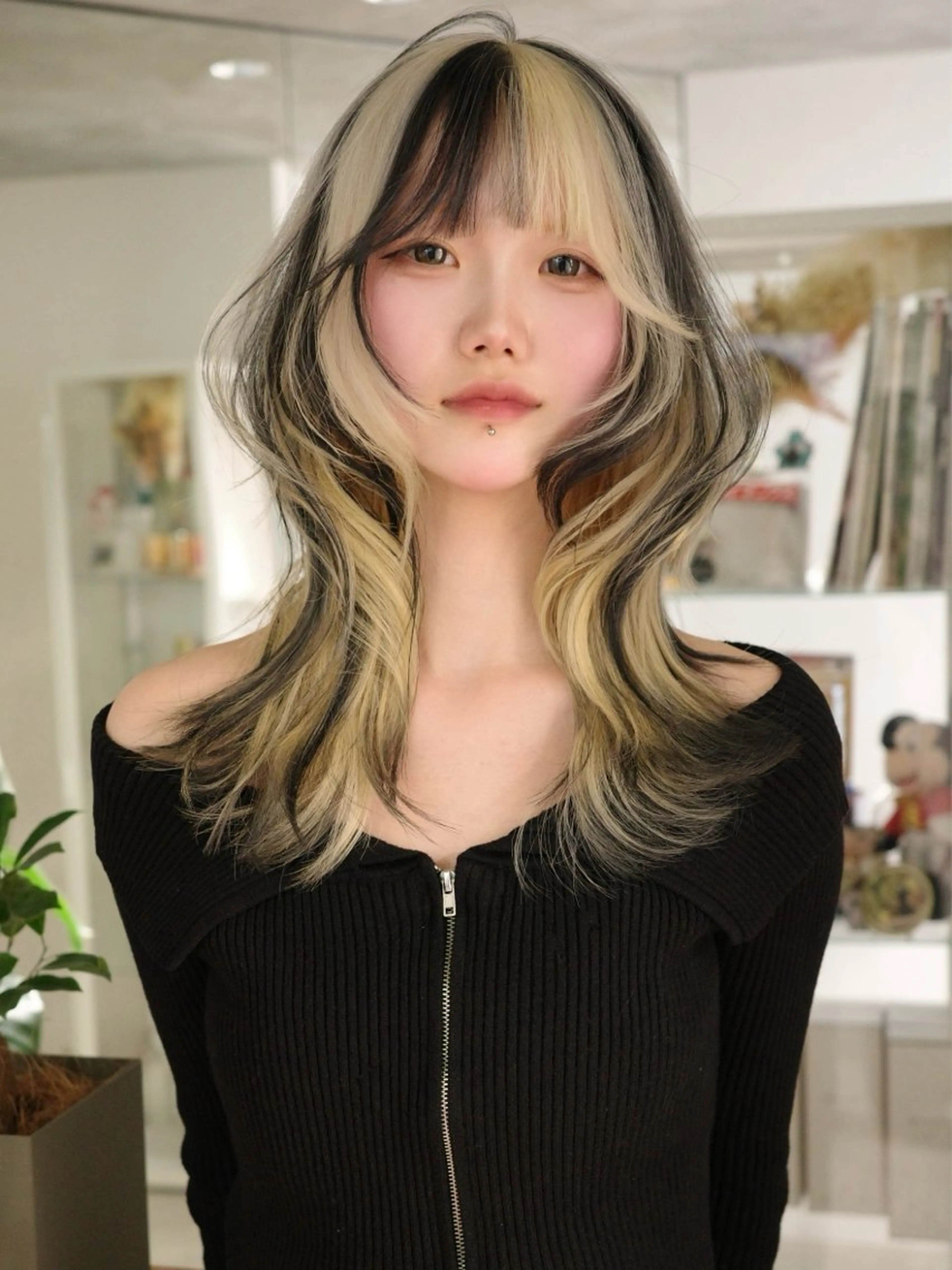 セミロング カラー ヘアカラー イツク ⚡️ ルーツ/ハイトーンのヘアスタイル