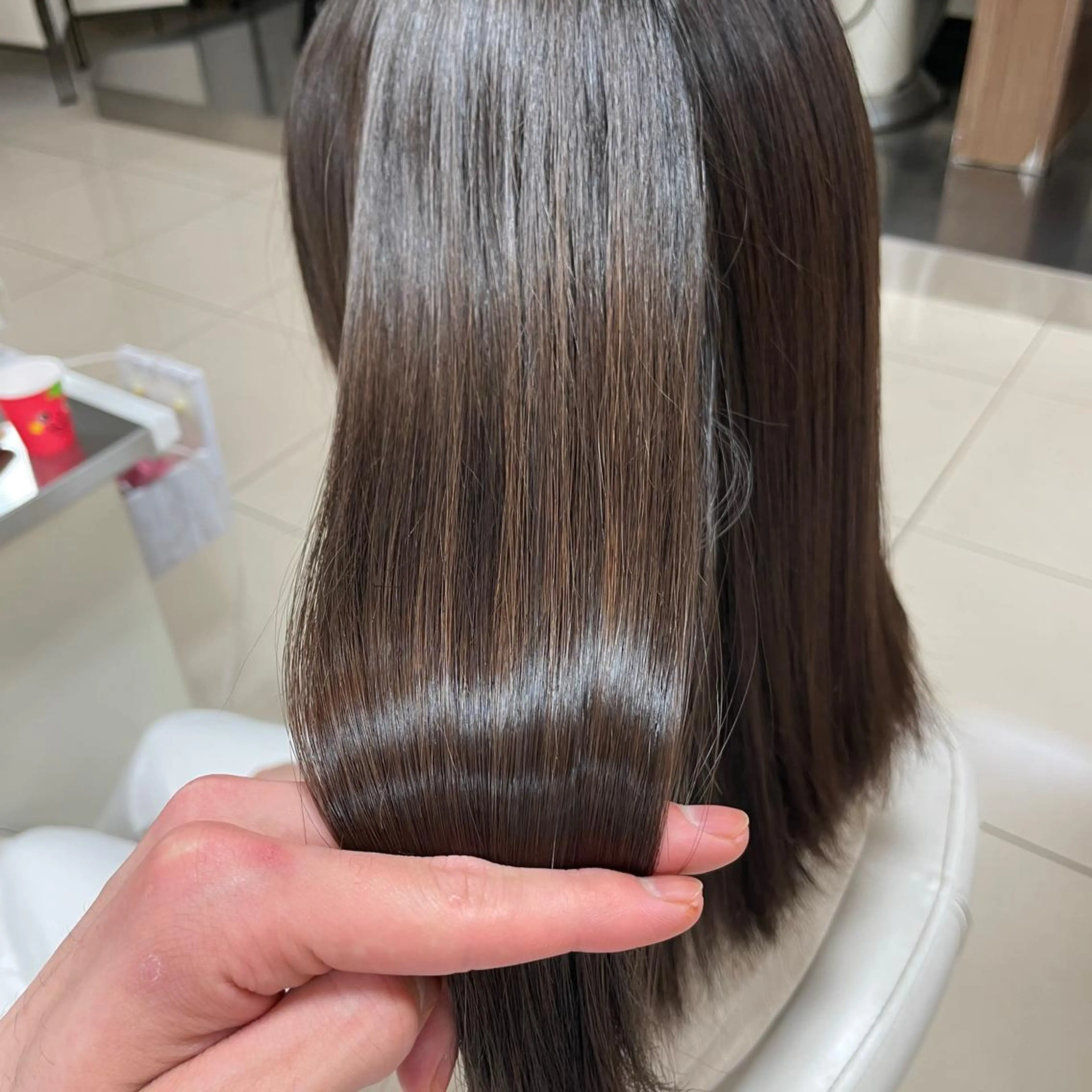 ミディアム アッシュ ハイライト レイヤーカット 縮毛矯正 トリートメント 齋藤 尋真のヘアスタイル