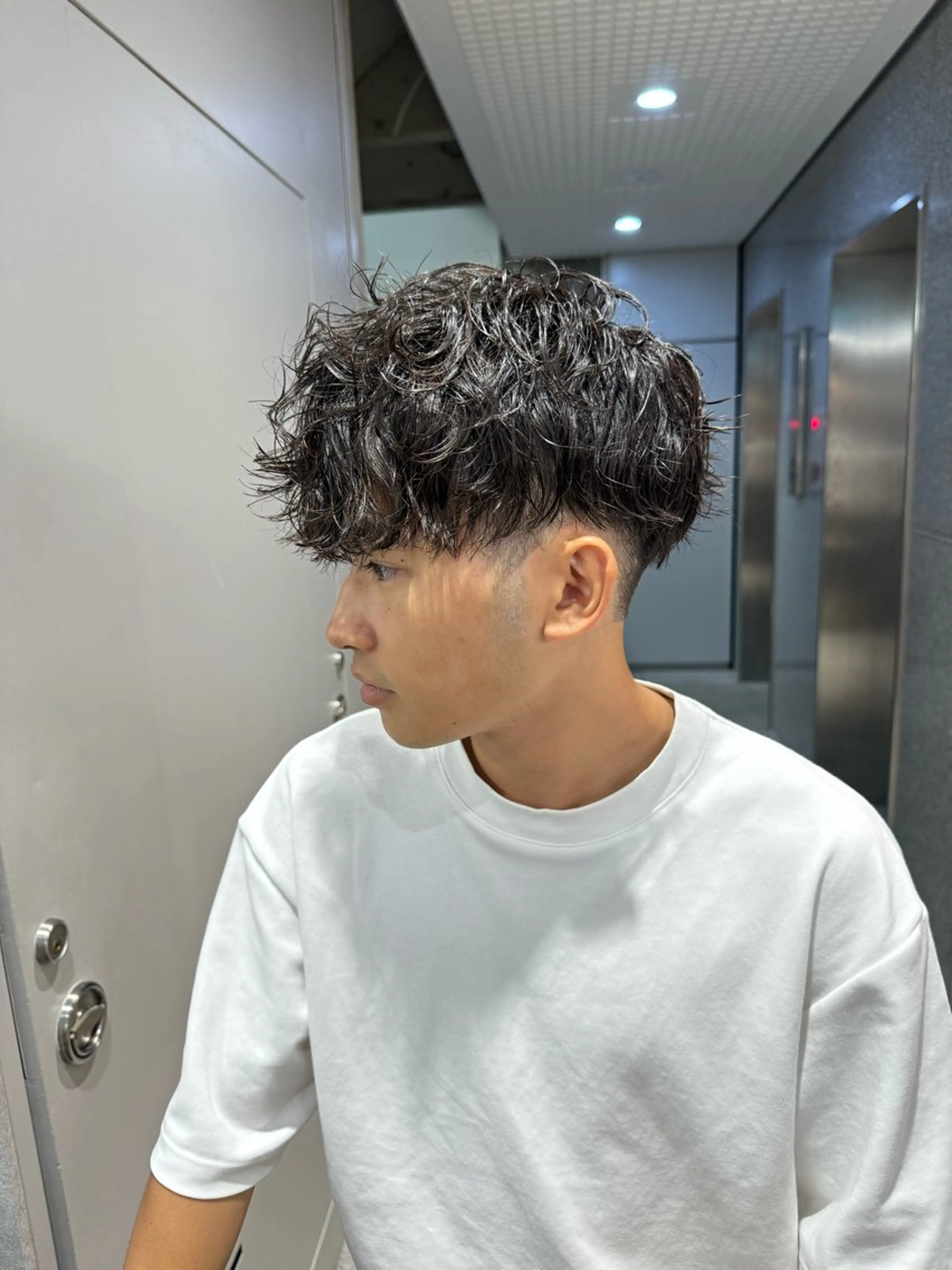ショート カラー パーマ ヘアアレンジ メンズ メンズブリーチ センターパート メンズハイライト メンズハイトーン マッシュ スパイキー/フェザー /波巻き/かいとのヘアスタイル