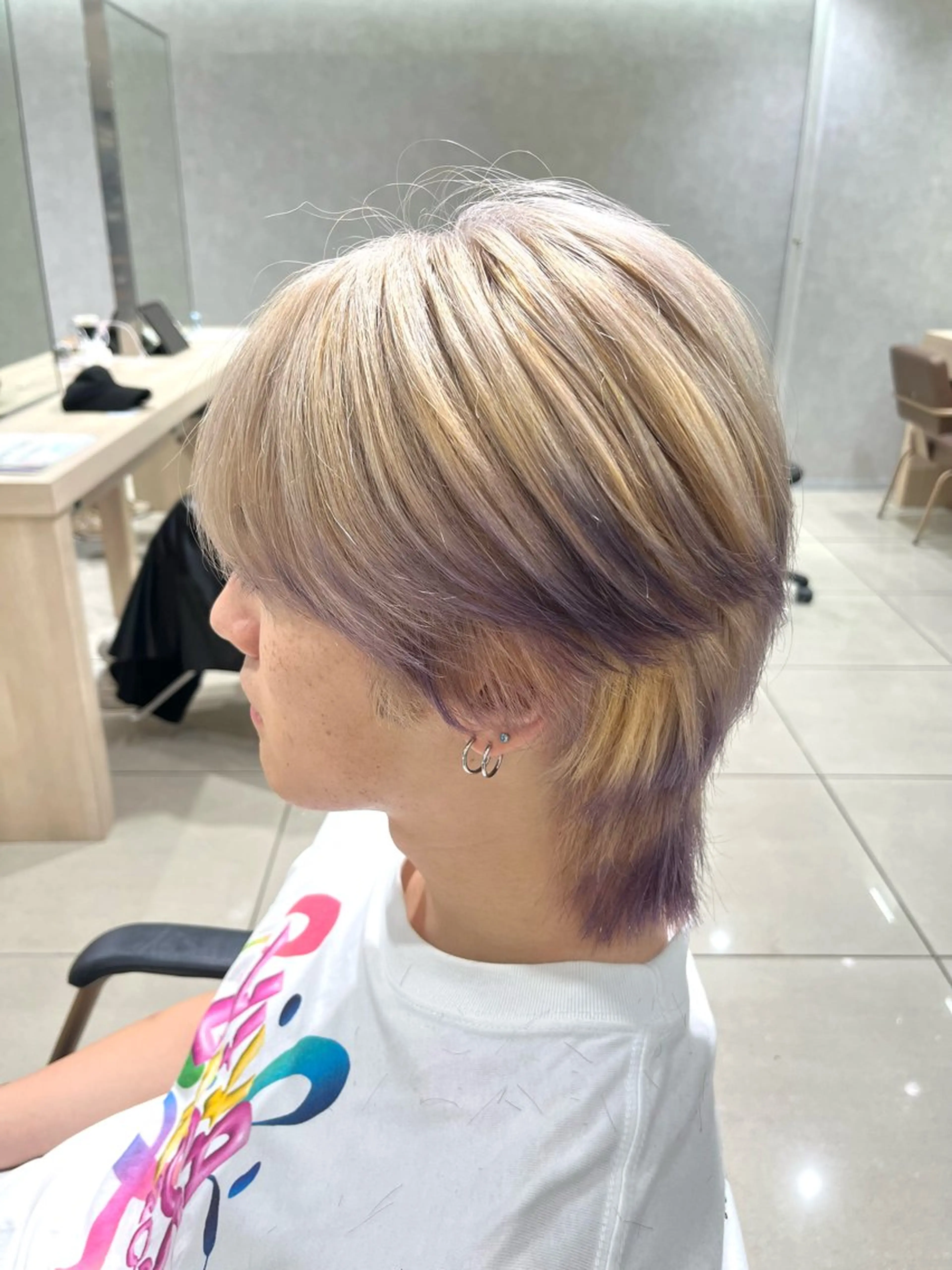 ミディアム カラー メンズ メンズブリーチ ベージュカラー ブリーチ 抜きっぱなしブロンド ケアブリーチ カット ヘアカラー 巖本 真希のヘアスタイル