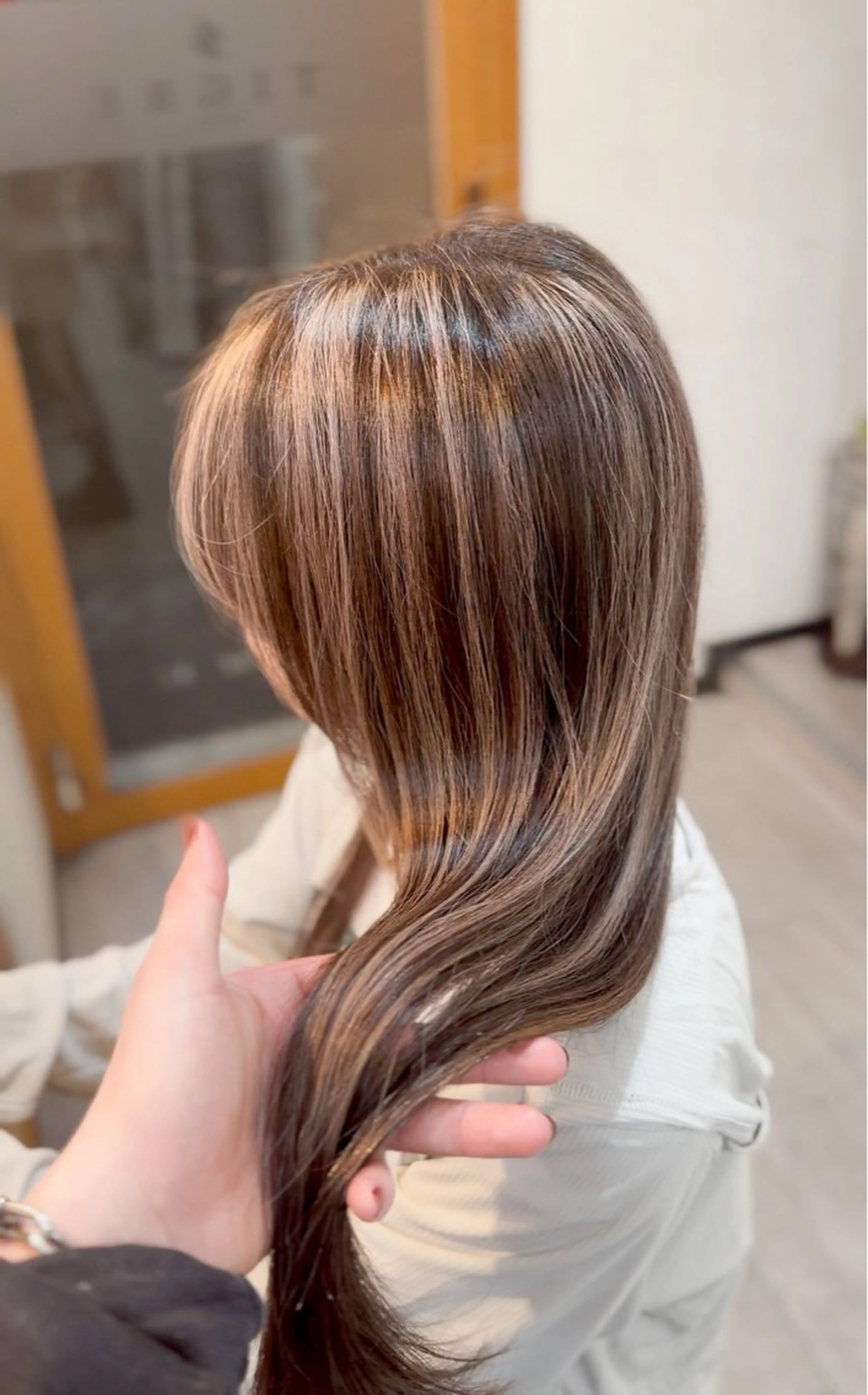ロング カット ヘアカラー トリートメント 飯星慧斗 /ブリーチ、縮毛矯正のヘアスタイル