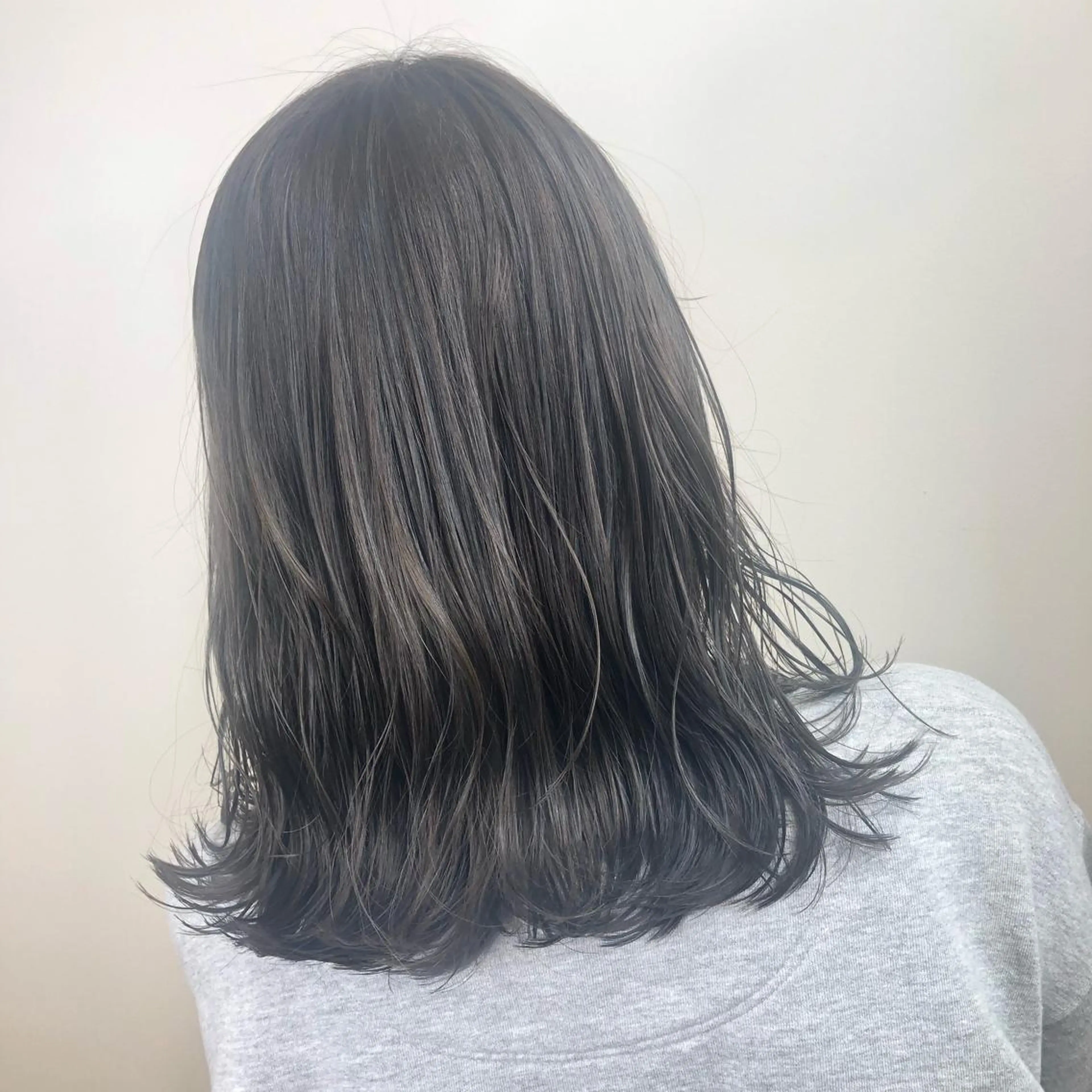 セミロング アッシュ ハイライト 野上 綾香のヘアスタイル