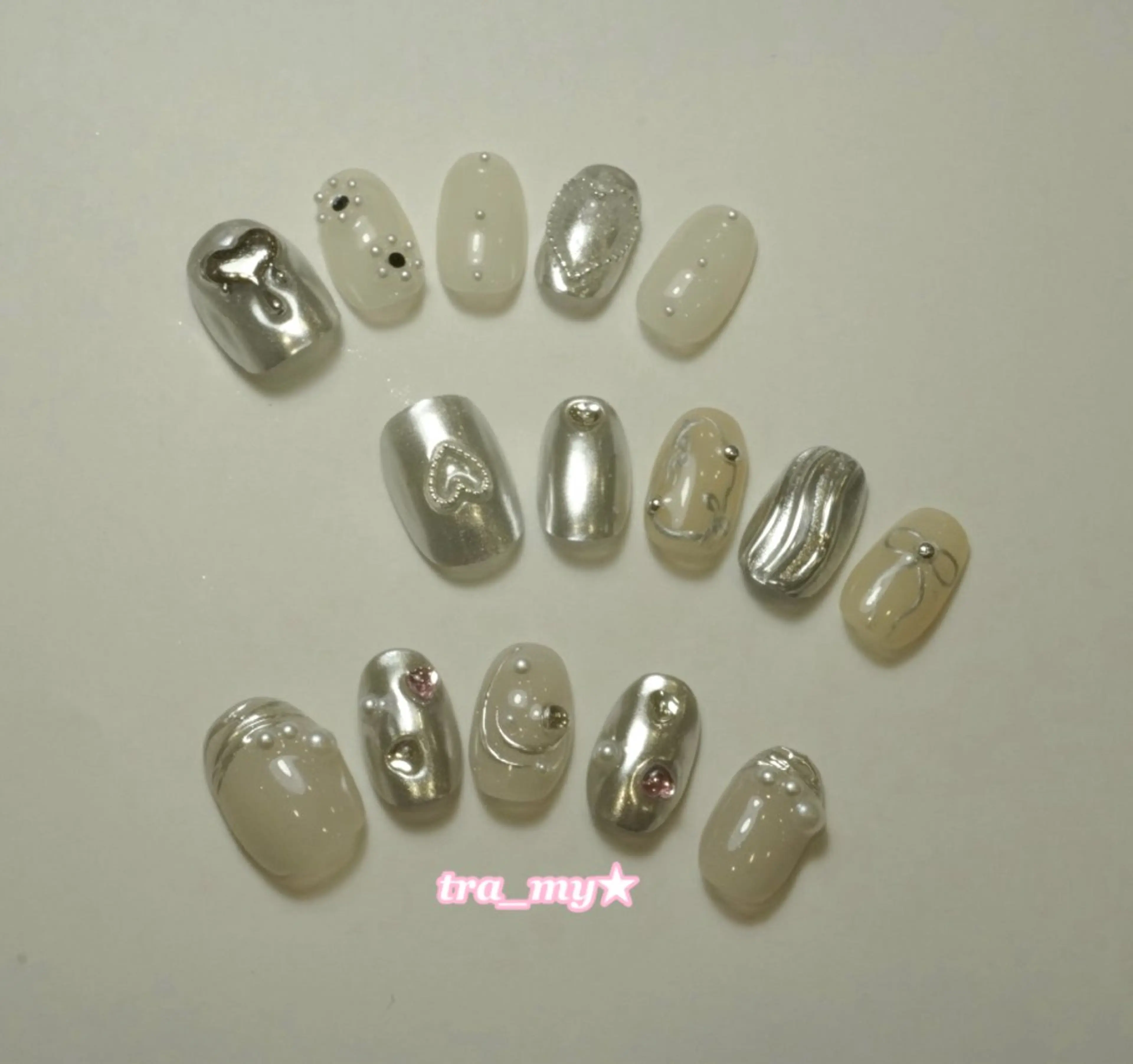 ネイル アートネイル ジェルネイル ニュアンスネイル ぷっくりネイル シルバー ハンドネイル ハンドケア チャ ミーのネイルデザイン