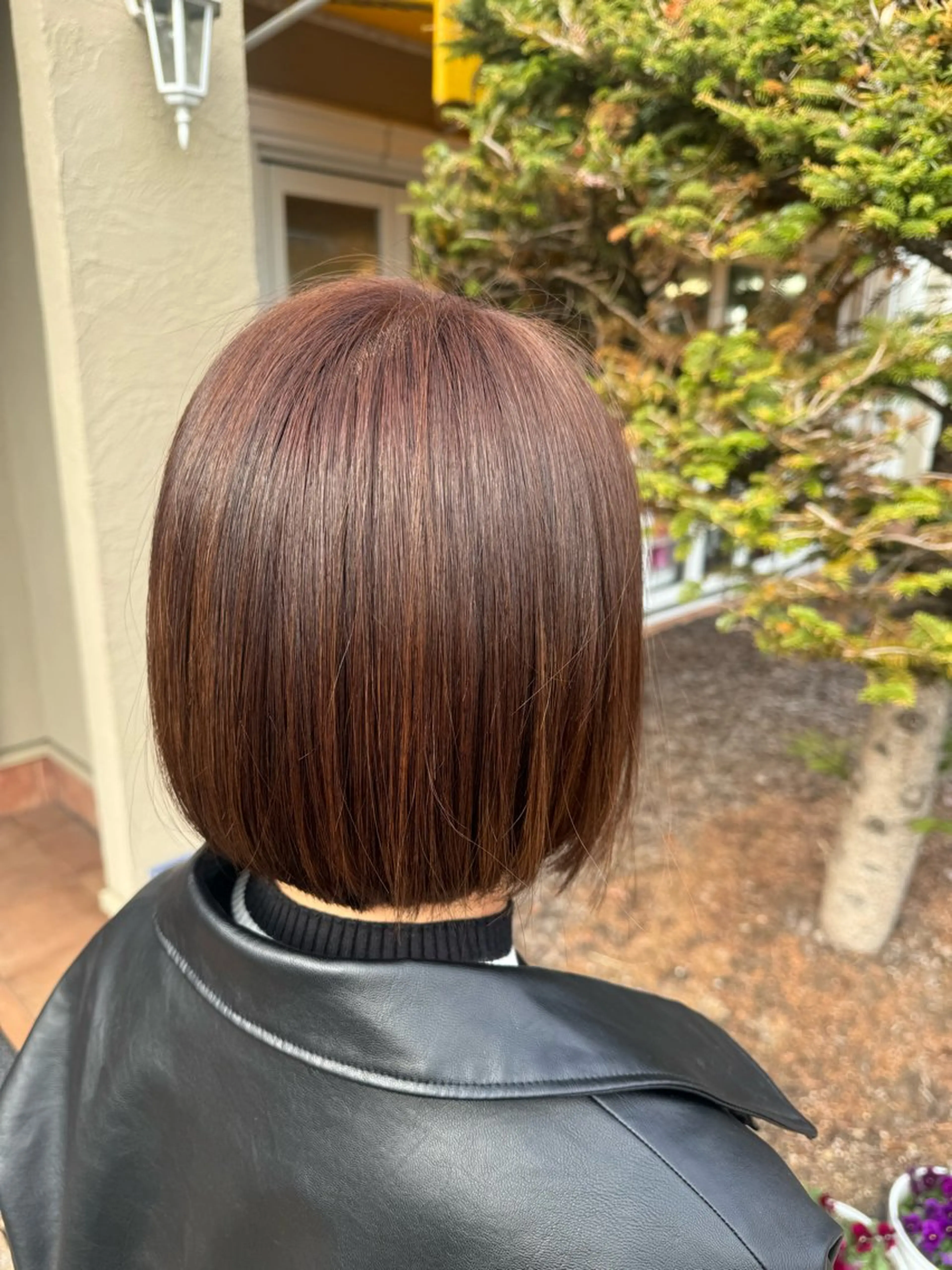 ミディアム カラー レッドカラー ボブ 𝒇𝒍𝒂𝒕/ 𝐇𝐈𝐍𝐀のヘアスタイル