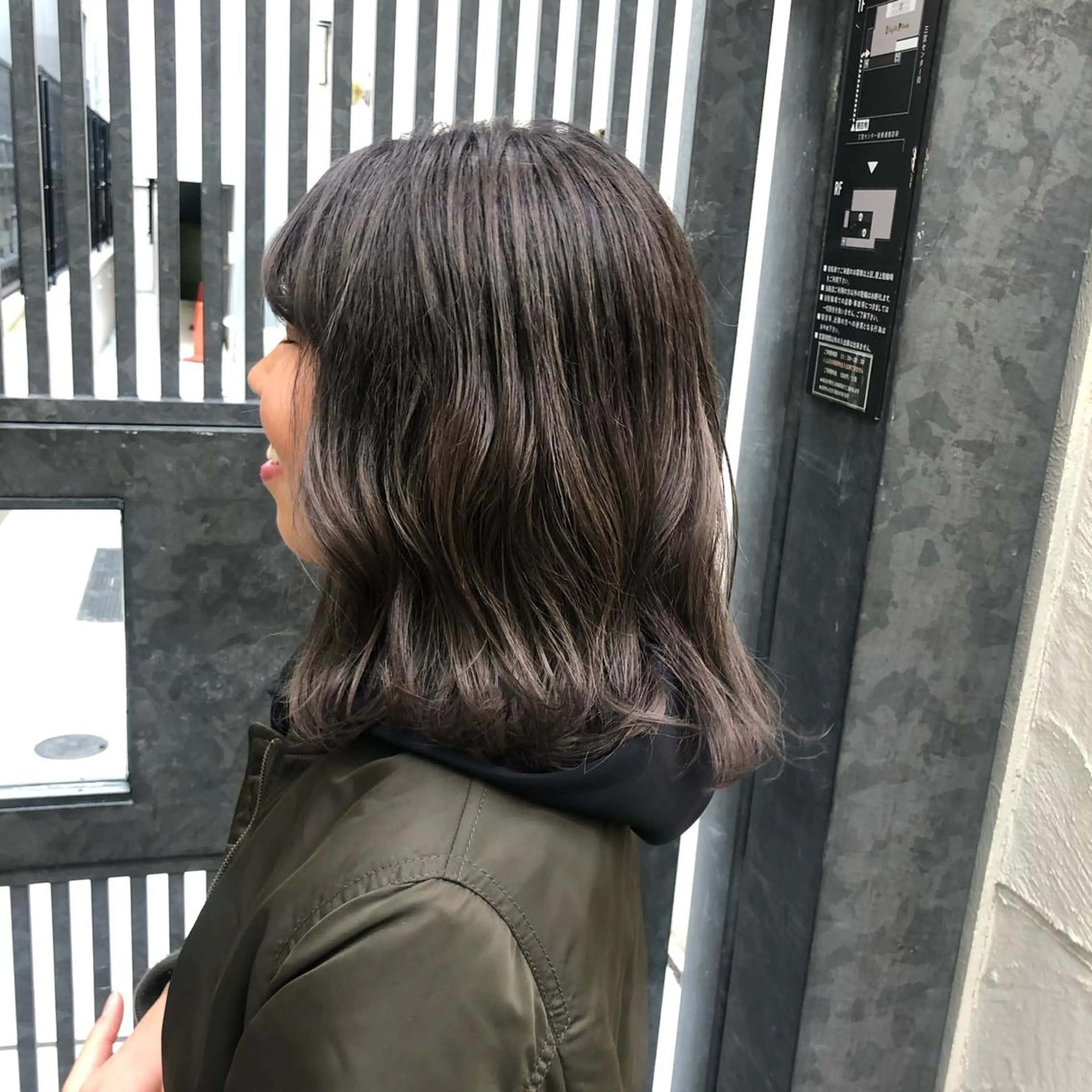 ミディアム カラー ウルフカット／吉村 桃子のヘアスタイル