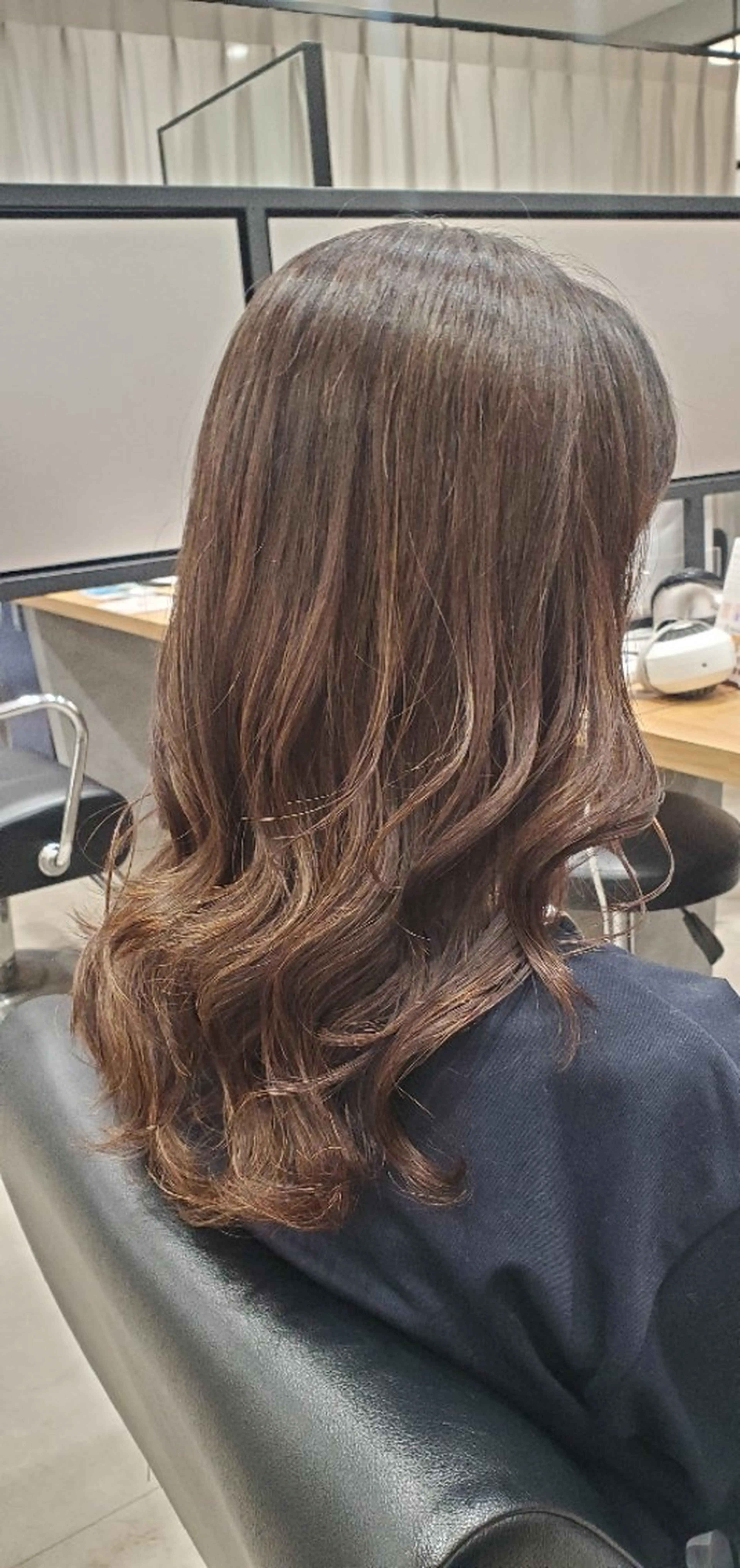 ロング カラー グラデーションカラー 儀間 真琴のヘアスタイル