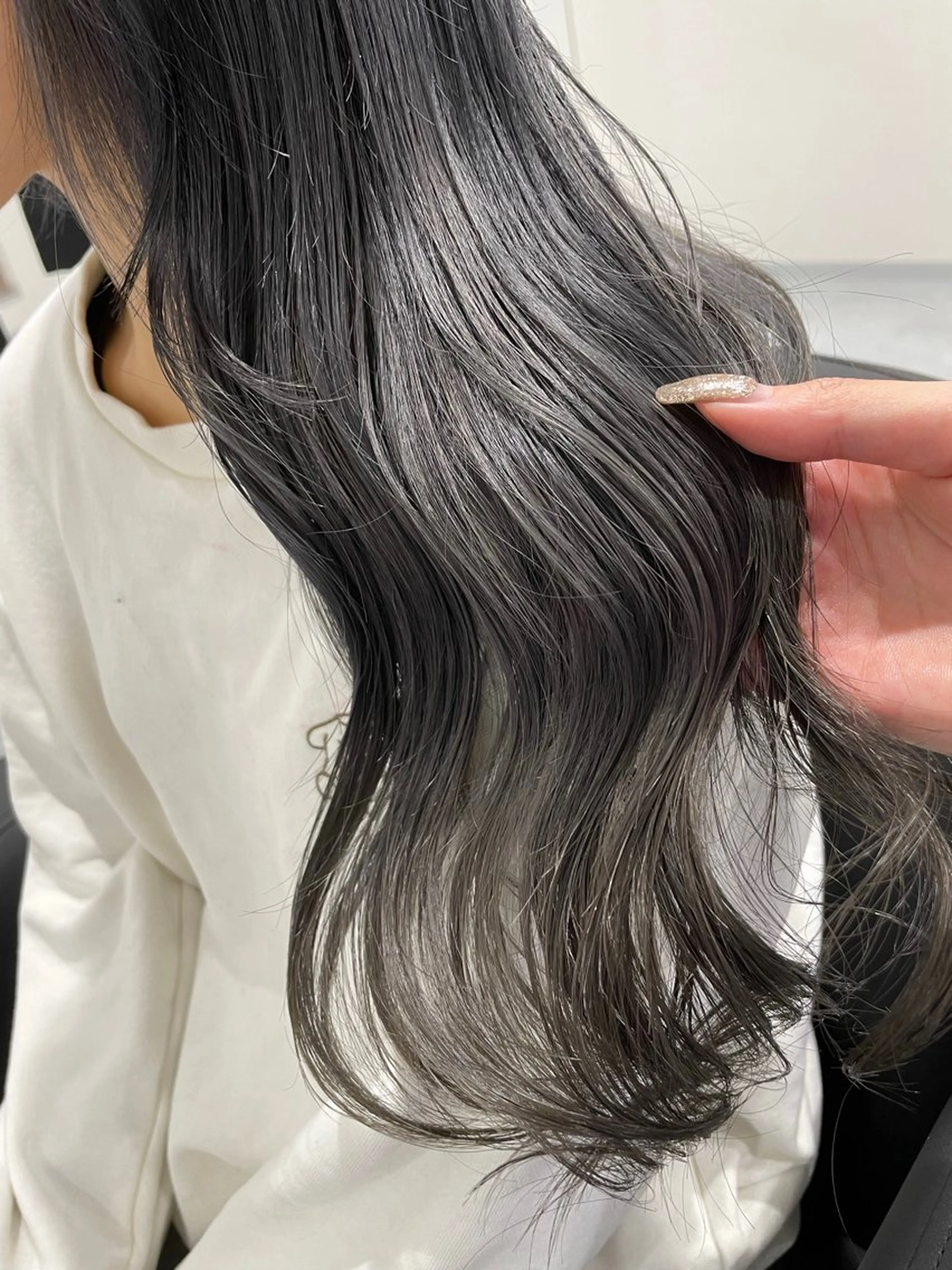 ロング カラー ブリーチ ダークグレー Amour なぐらのヘアスタイル