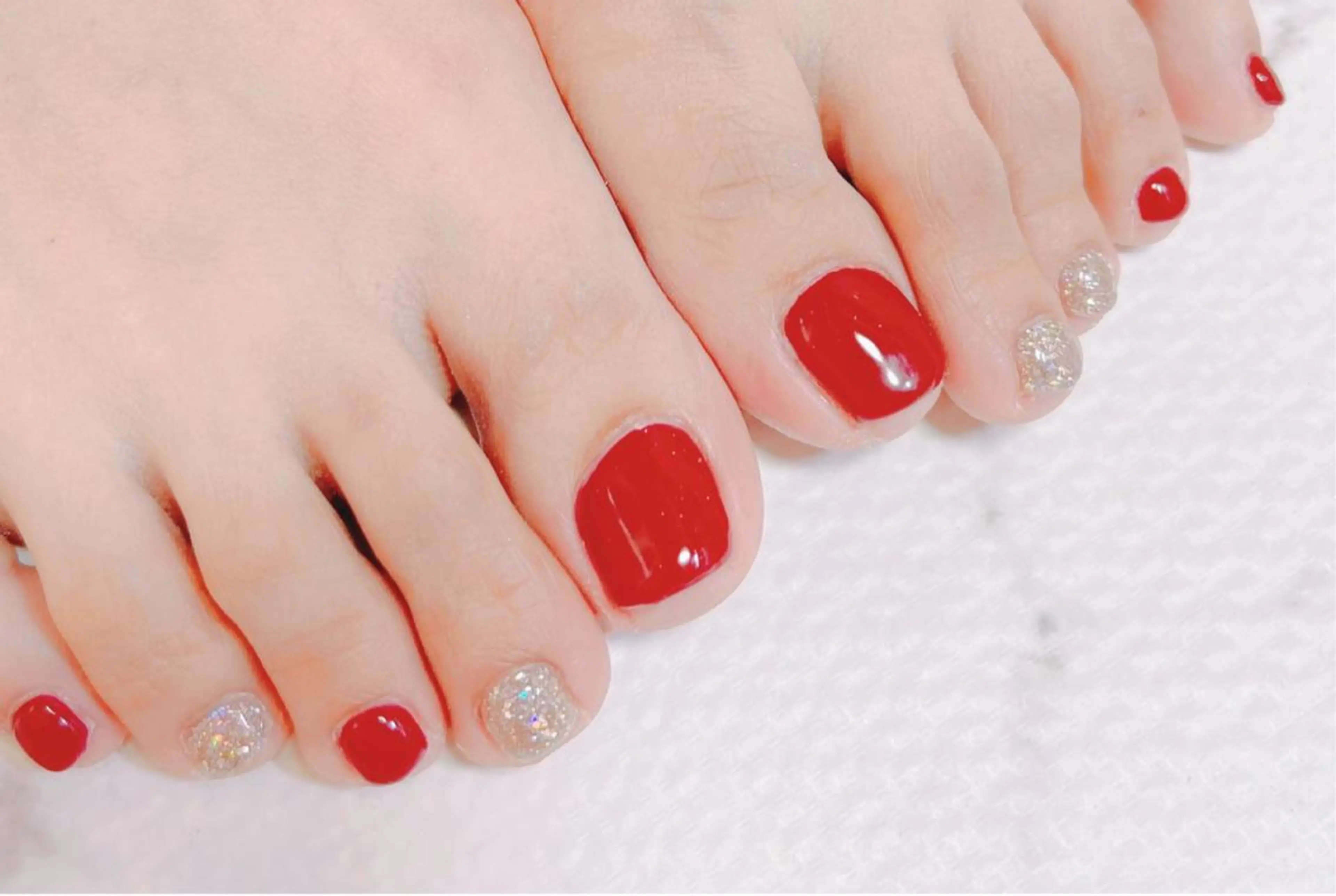 ネイル フットネイル 赤色 Lily Roseスタッフ一同のマツエク・マツパデザイン