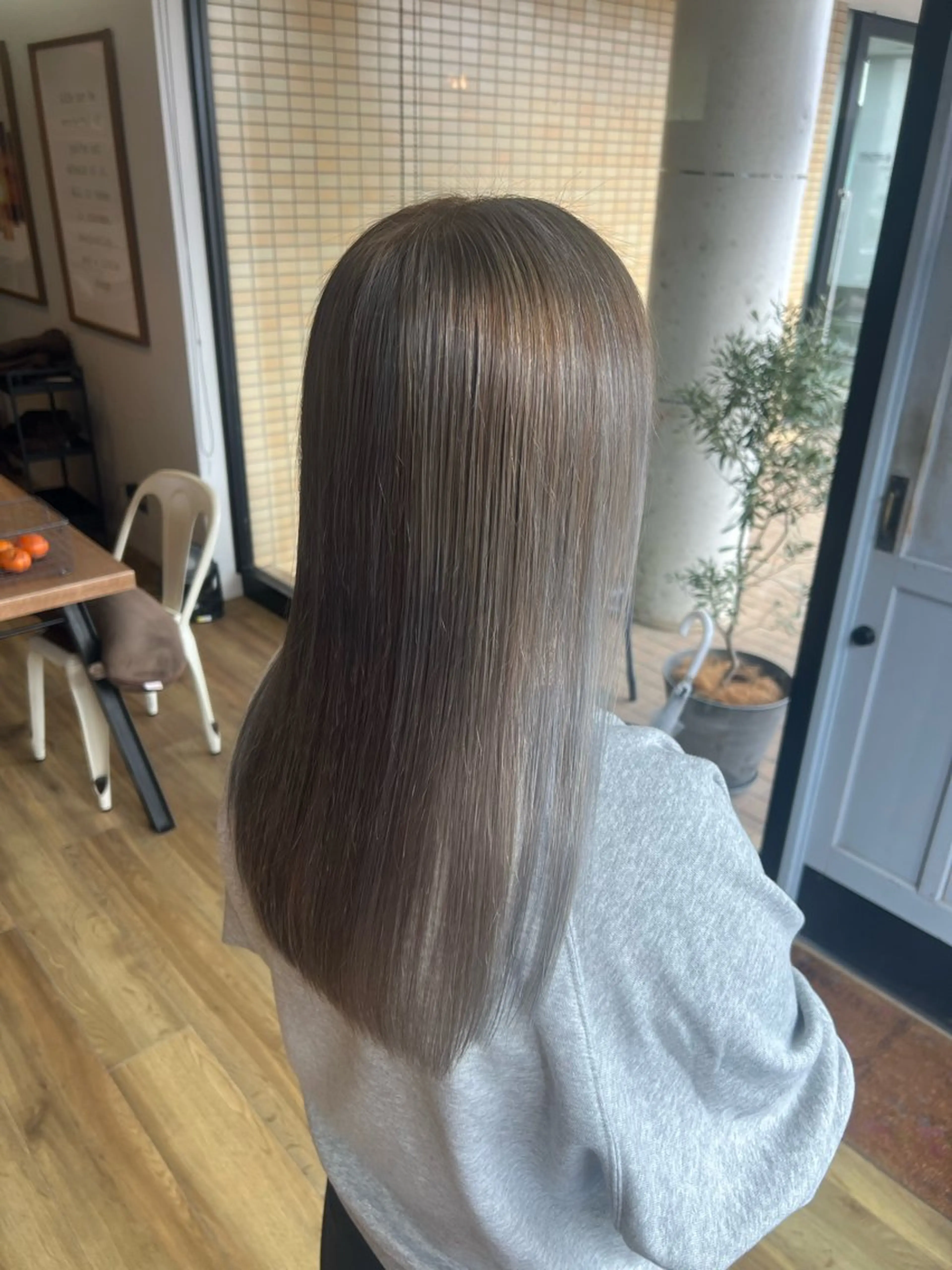 ロング カラー アッシュ アッシュグレー ハイライトカラー ハイライト ヘアカラー トリートメント 堀 望美のヘアスタイル