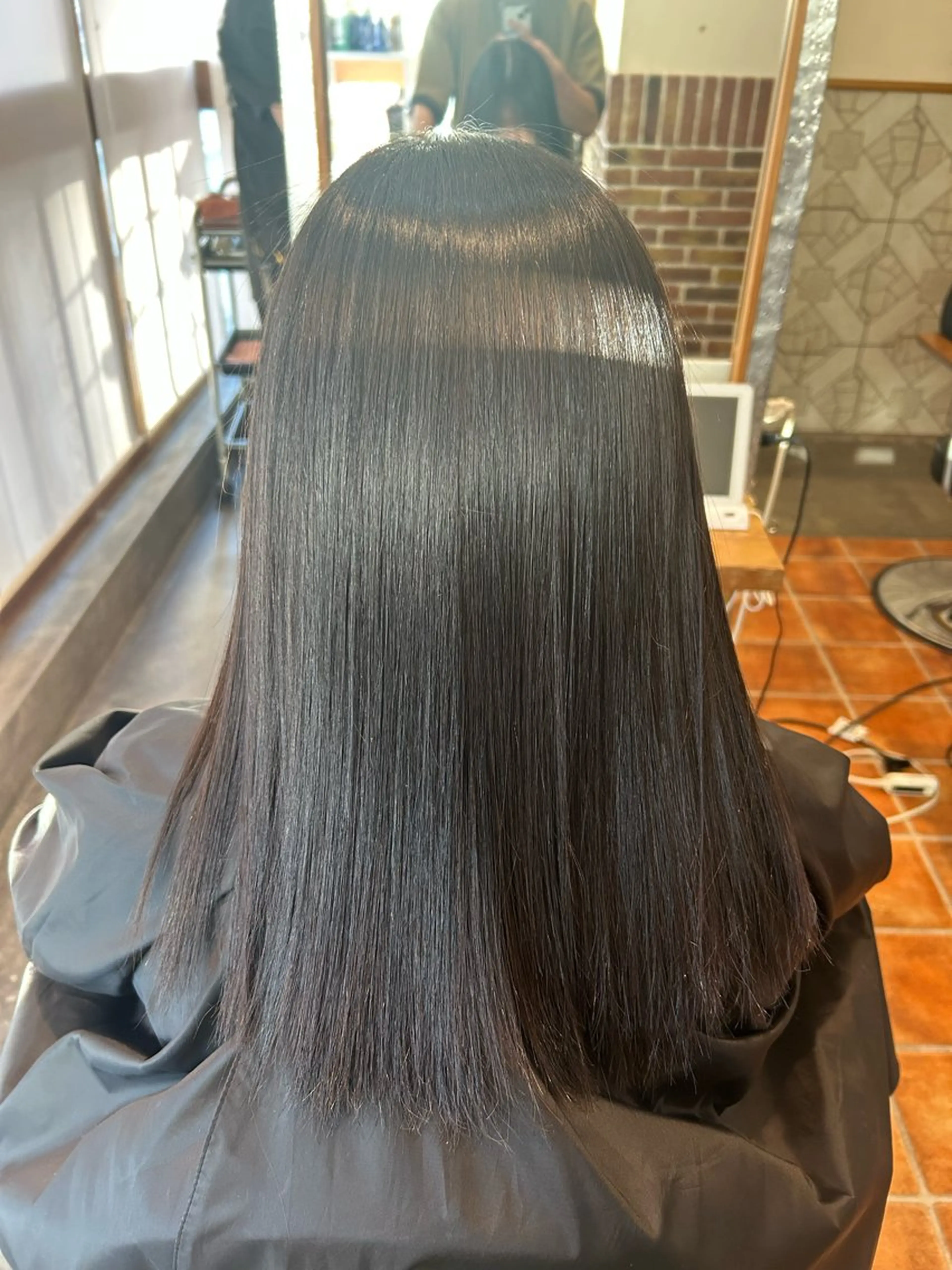 ミディアム 江田 衣折のヘアスタイル