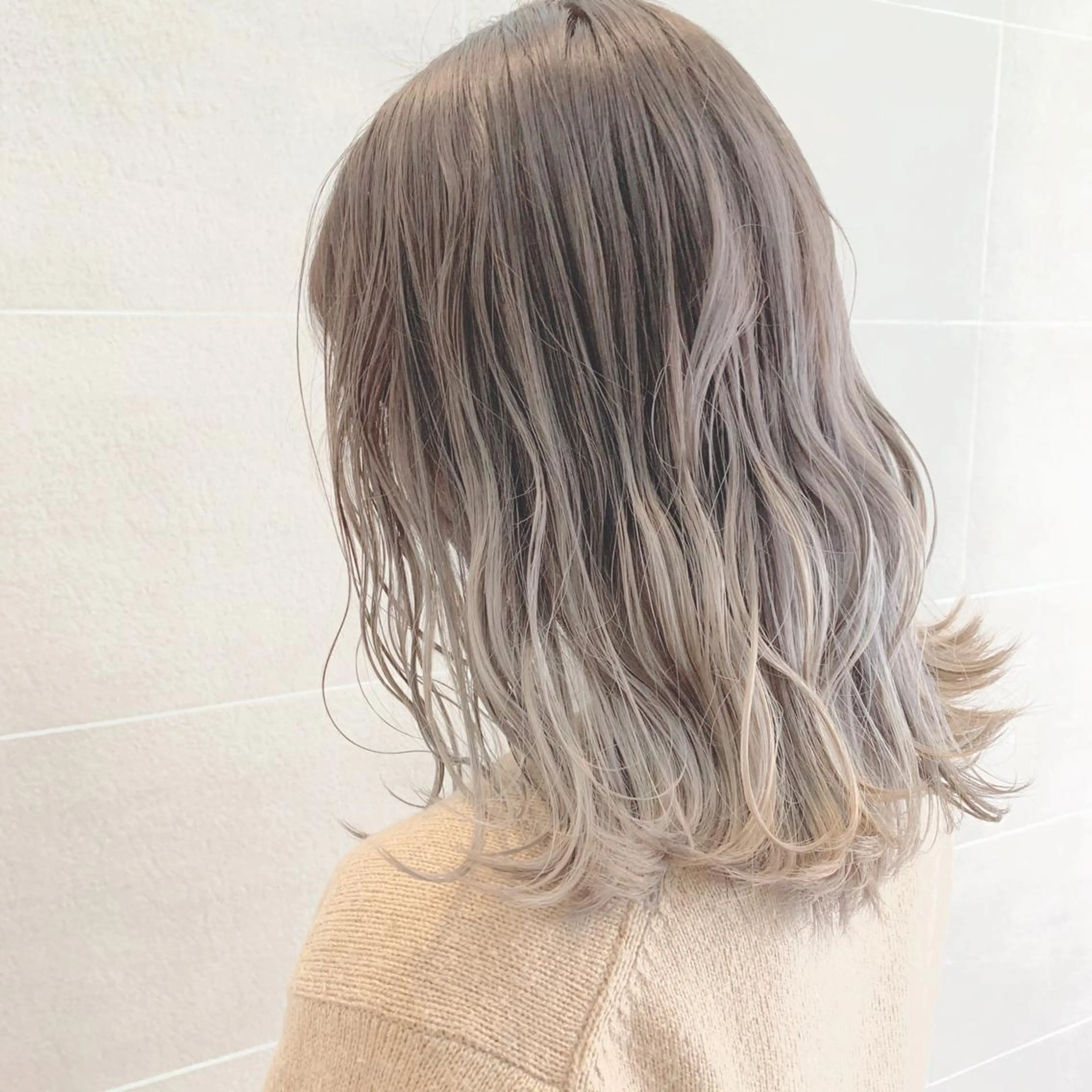 カラー バレイヤージュ ベージュカラー ブリーチ ホワイトベージュ SALOWIN横浜所属・ﾚｲﾔｰ.ﾍｱｾｯﾄ 🤍宮本しおりのヘアスタイル