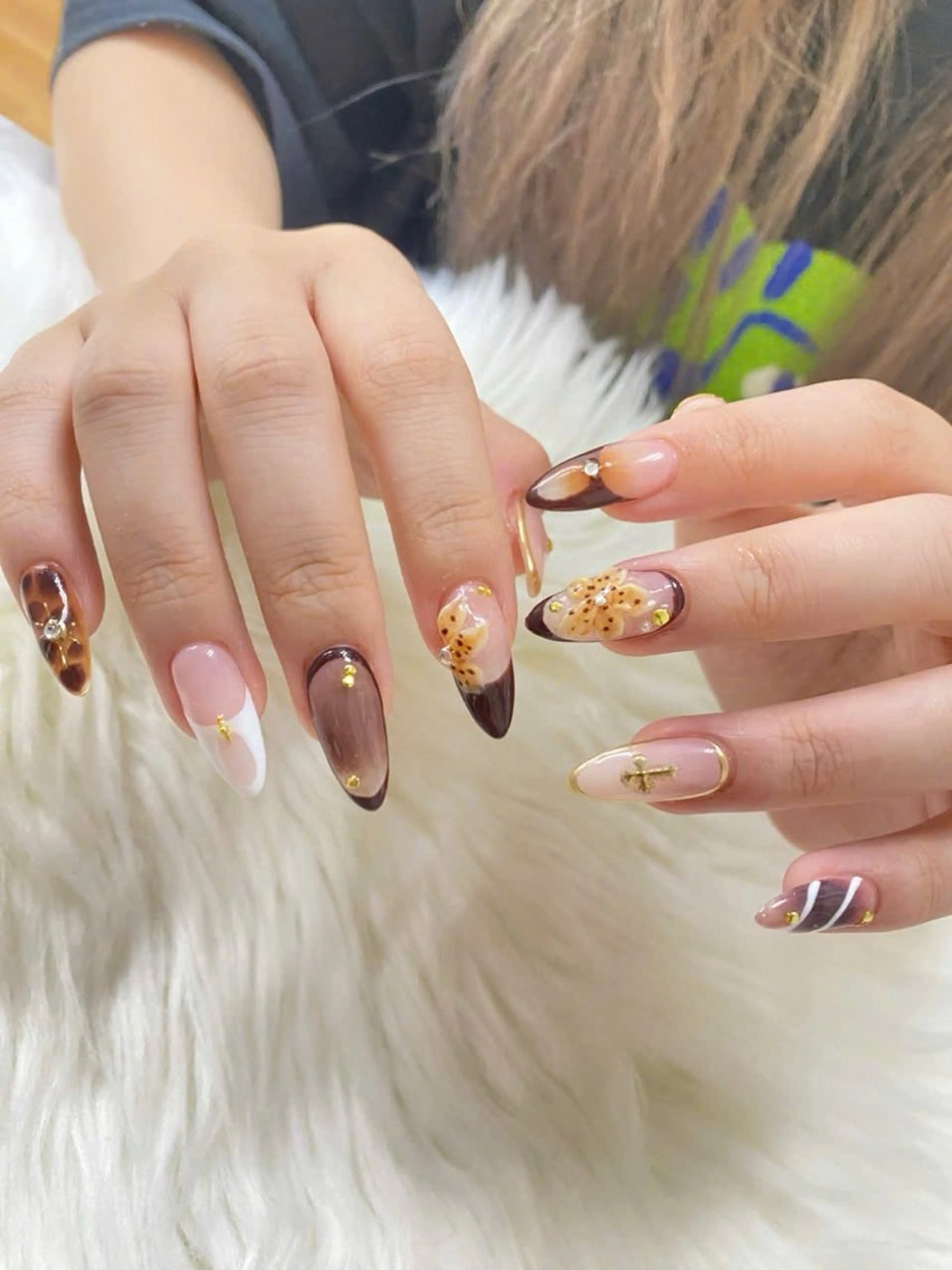 ネイル フレンチネイル グラデーション キラキラネイル 韓国ネイル マグネットネイル ハンドネイル ハンドケア Hara Nail 【パラジェル使用】のネイルデザイン