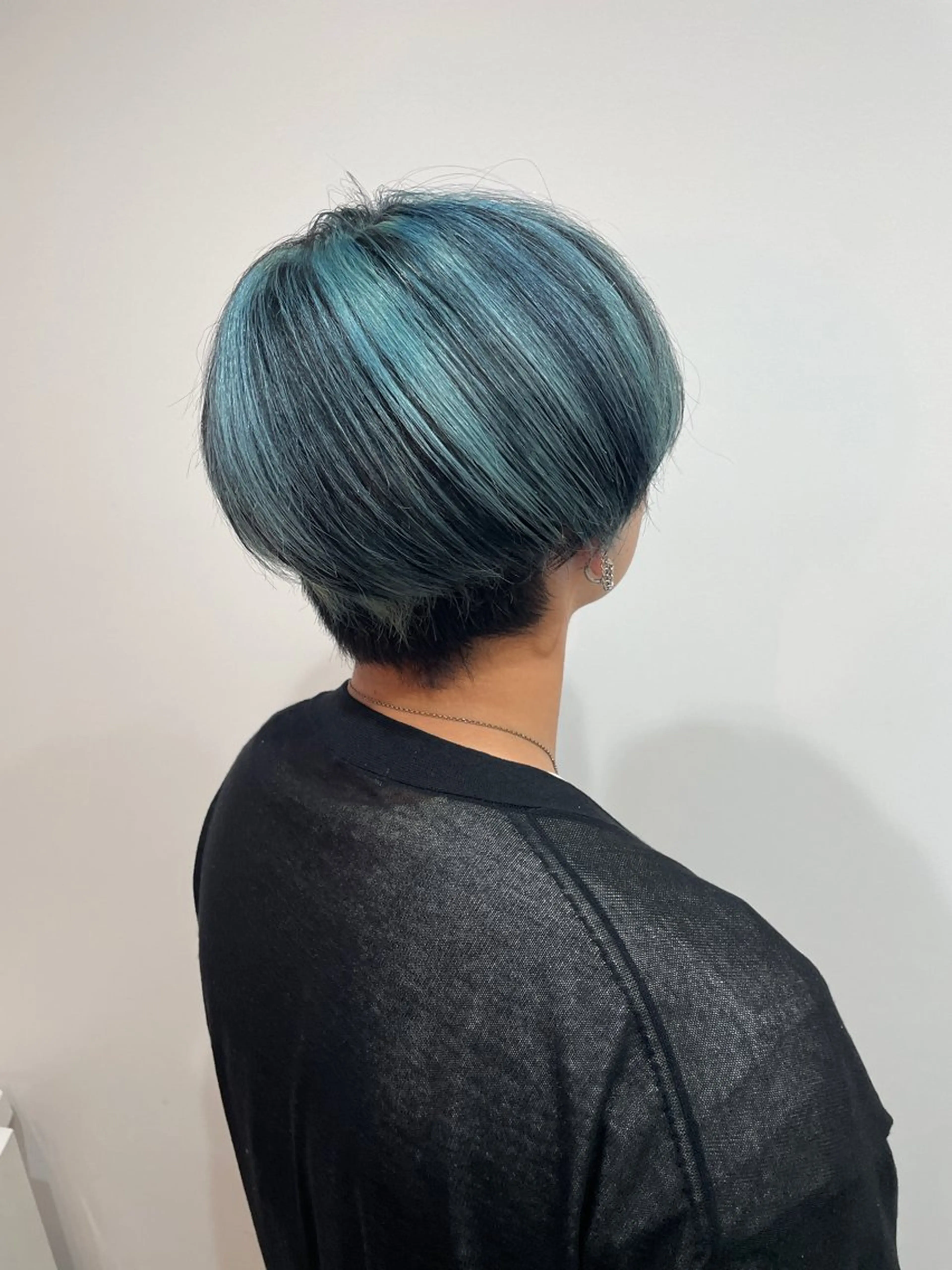 ショート カラー 切りっぱなしボブ レイヤー/縮毛矯正のヘアスタイル