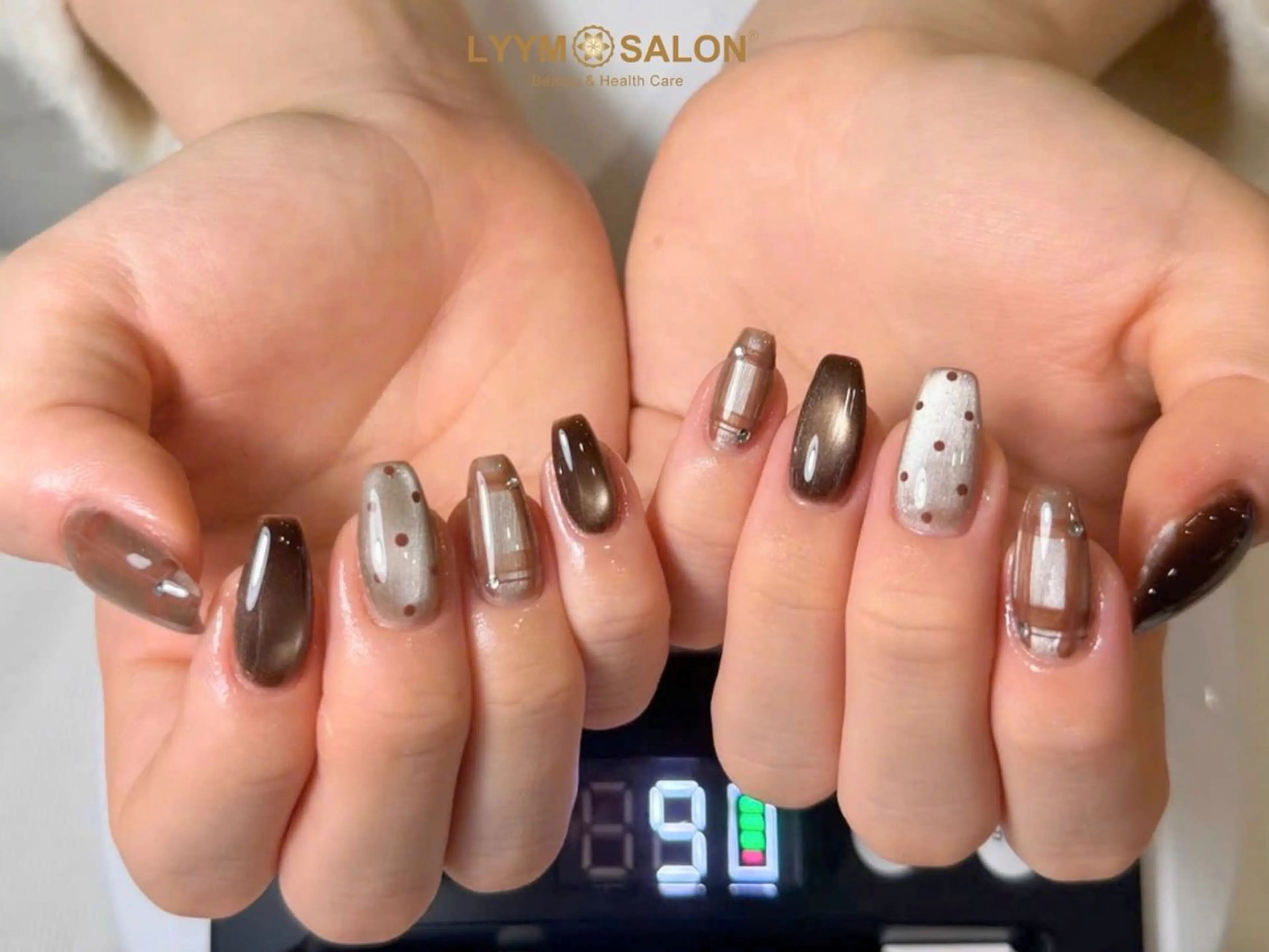 ネイル ブラウン ドット グラデーション 韓国ネイル ハンドネイル LYYM Salonのネイルデザイン