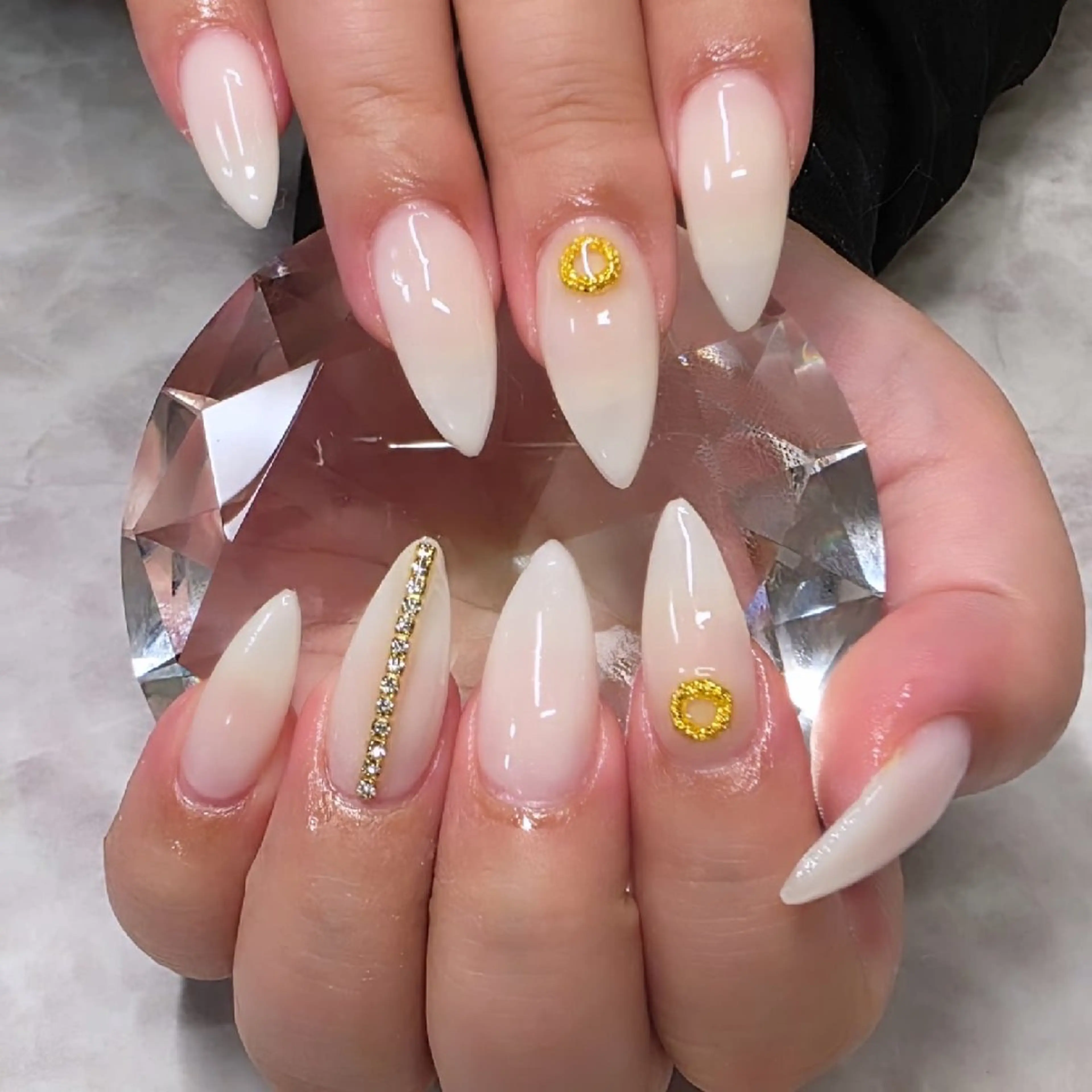 ネイル ホワイト ハンドネイル nailsalon glow sayaのネイルデザイン