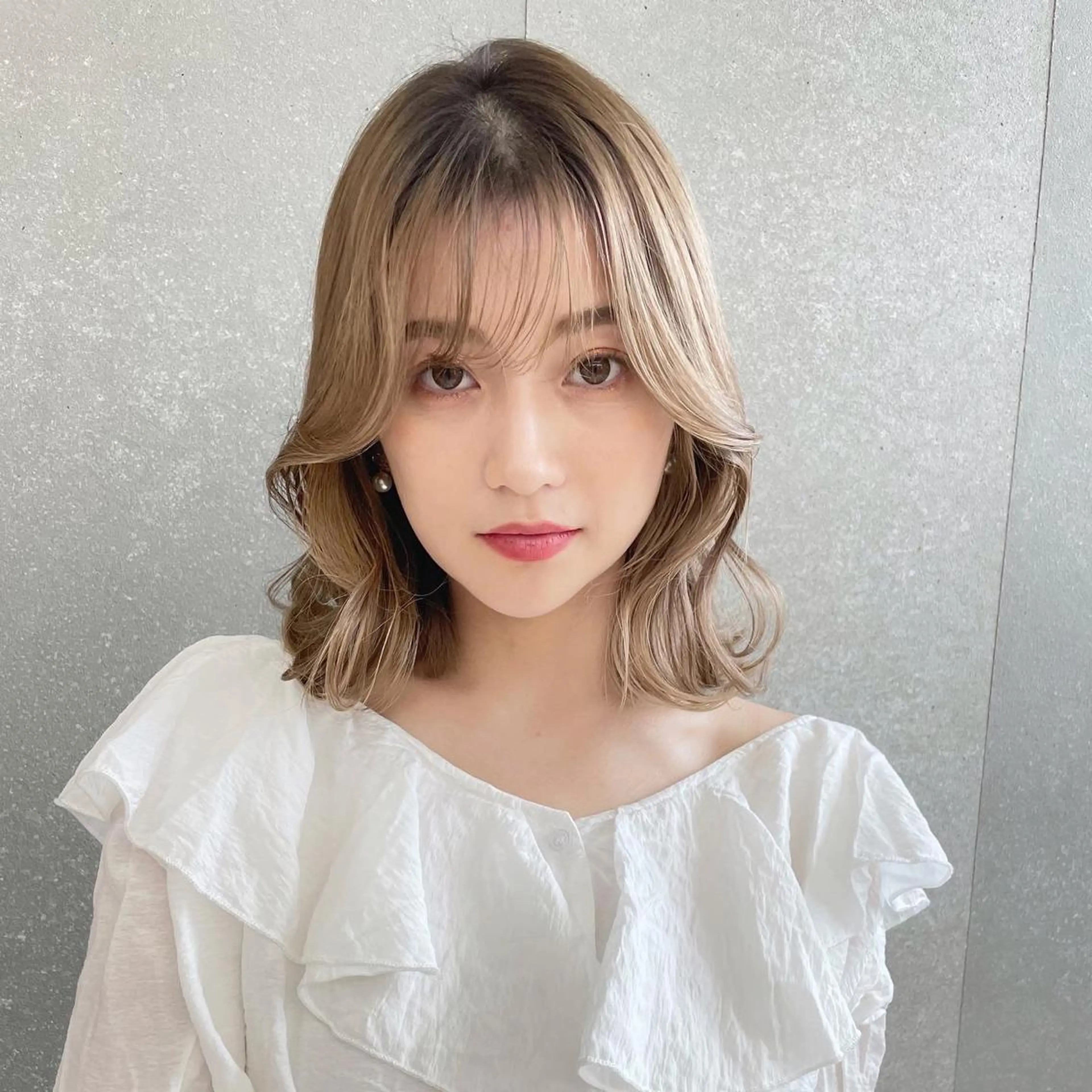 ミディアム カット ヘアカラー トリートメント 山本翔一郎 韓国顔周りレイヤーのヘアスタイル