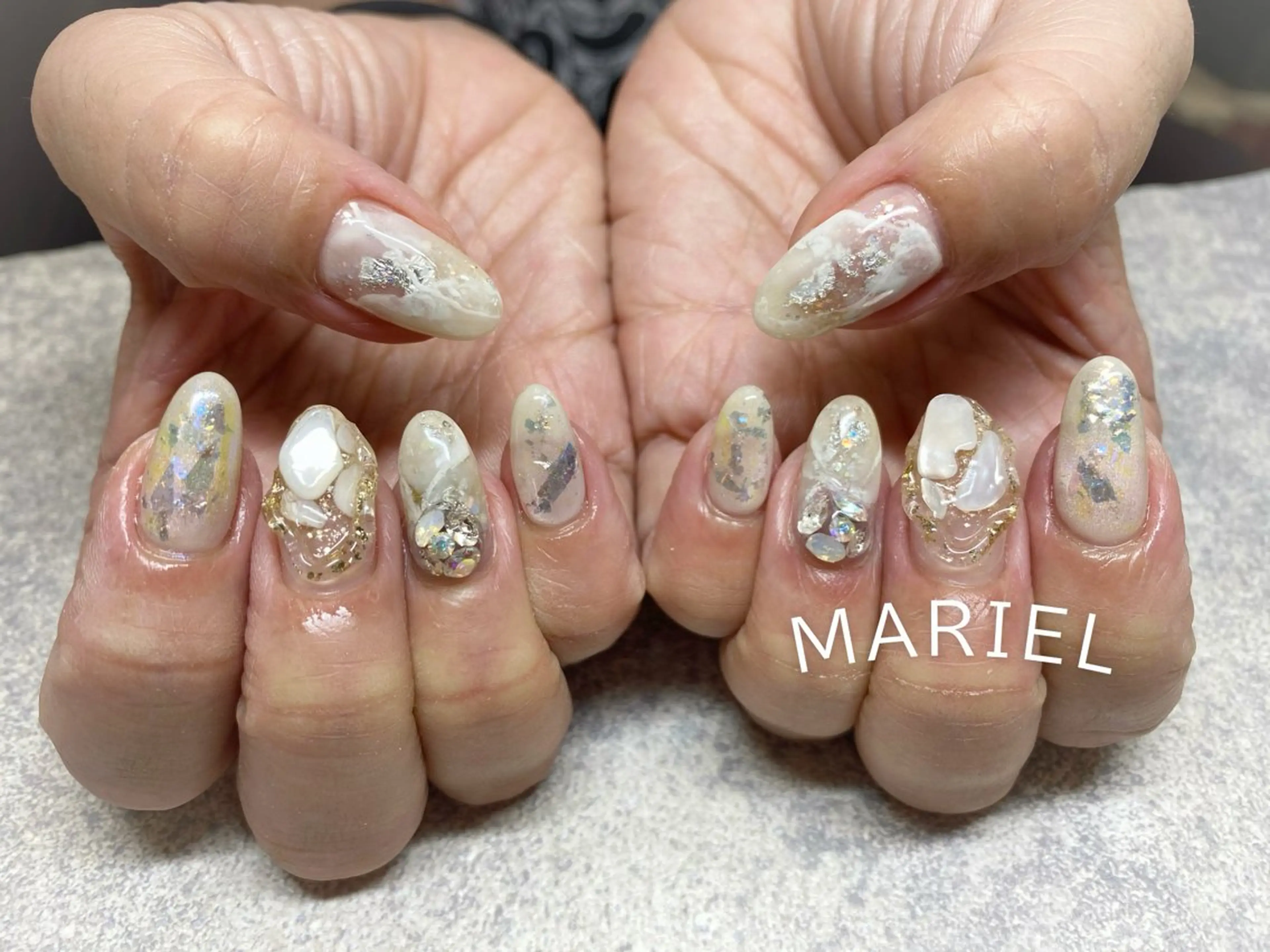 ネイル オーロラネイル ホワイト ハンドネイル ネイルサロンMARIEL所属・nailist marieのネイルデザイン